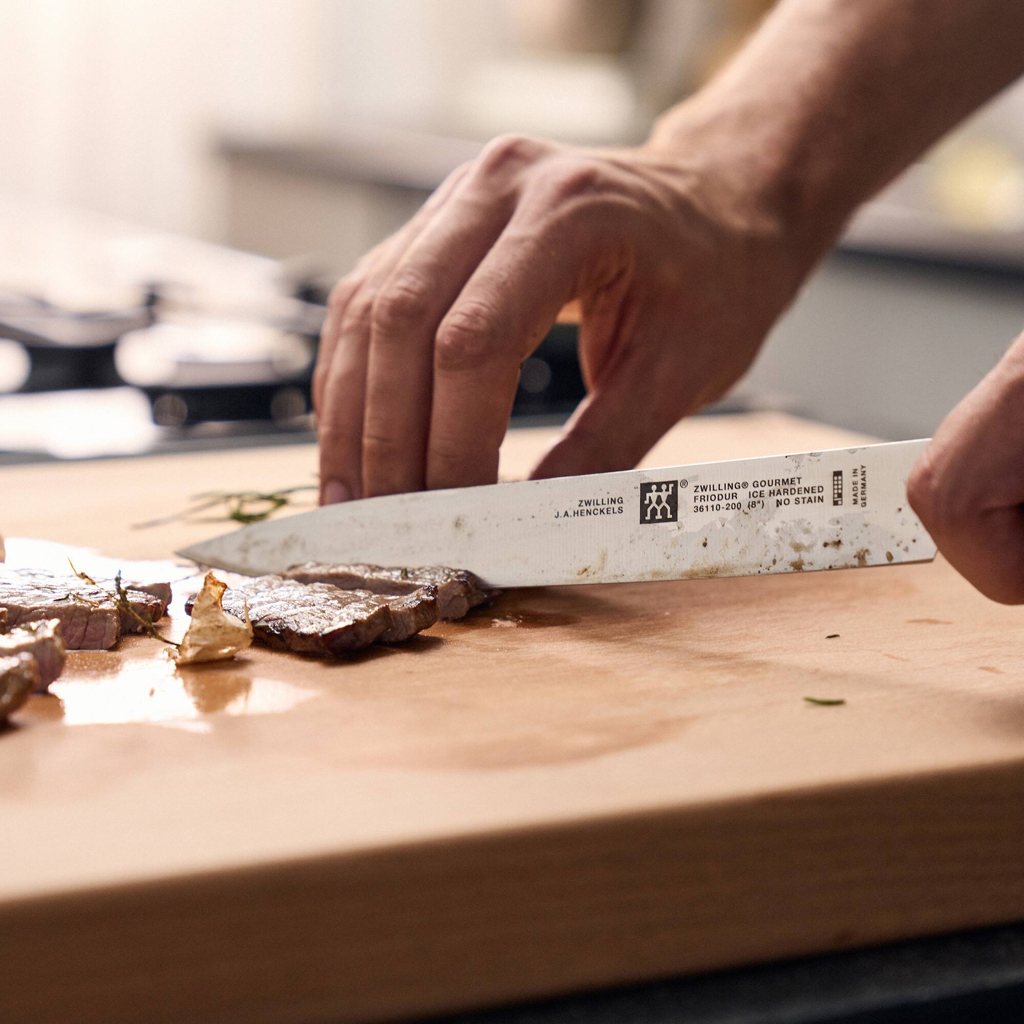 ZWILLING GOURMET  
ZWILLING HARDENED  
FRIODUR NO STAIN  
25110-200 (0)  
J.A. HENCKELS