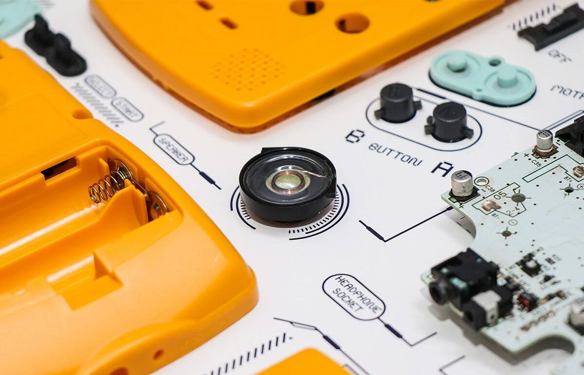 MOTOR SPEAKER BUTTON A  
HEROPHONE SOCKET  
C35  
C35  
BT+