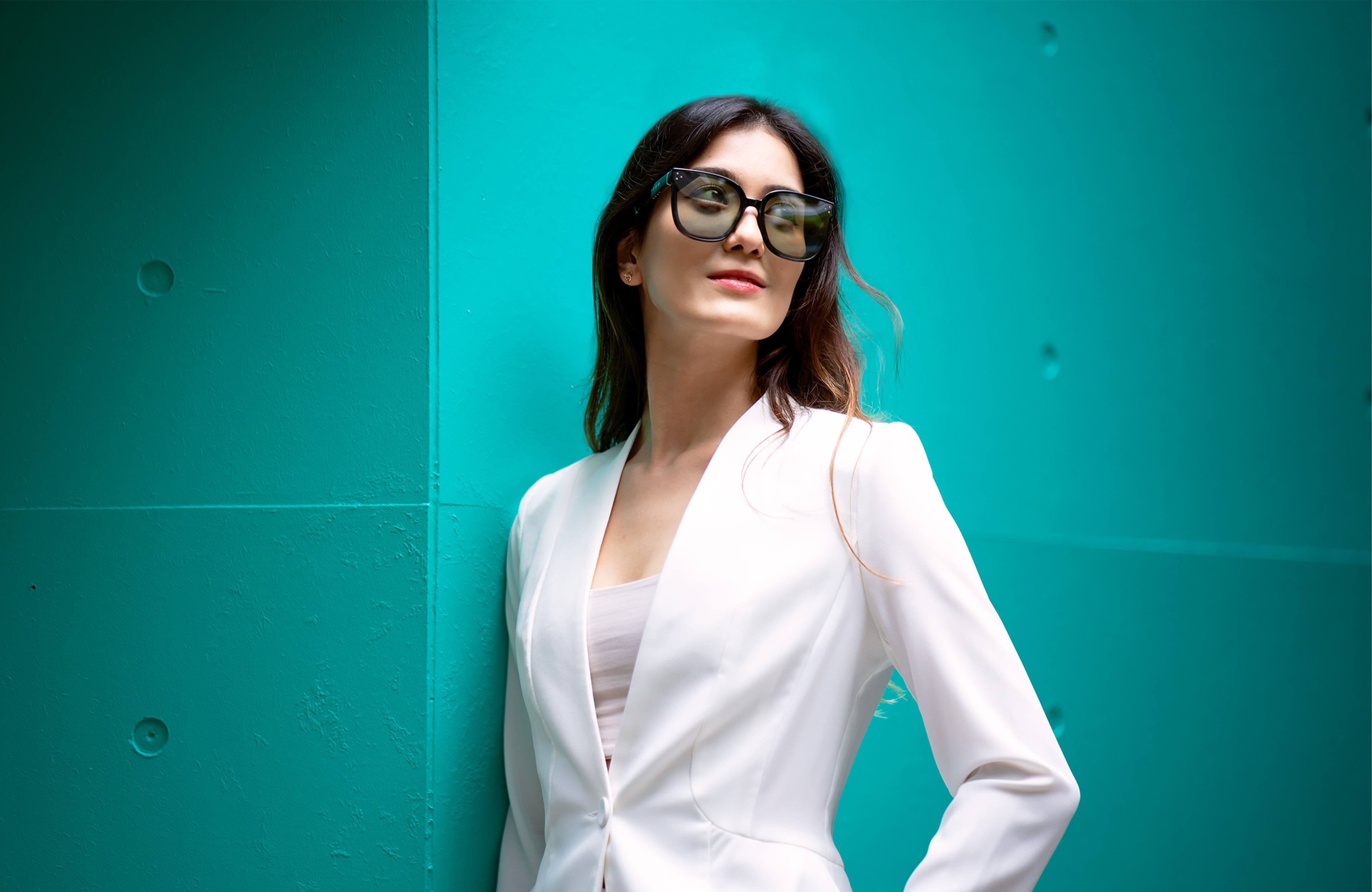 Alt View 9. Chamelo - Lifestyle Veil Slider HVL - Glossy black frame | Smoke lenses.