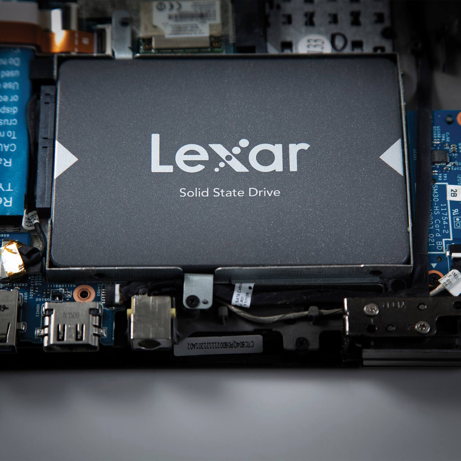Lexar Solid State Drive  
1015 80120 1 TH4 C.D2 I I t 1 T9 THS S 2B SM30-HS -HS 11 LR 000 Car 11754-2  
2 P 021 BD U4  
...  
sse I esSUOLISO USB? IPCBODS  
ORTOS  
LEHON II 809 E D1 w SATACab  
ETE An ULE D a 92: CTC604QP0600211121201A02