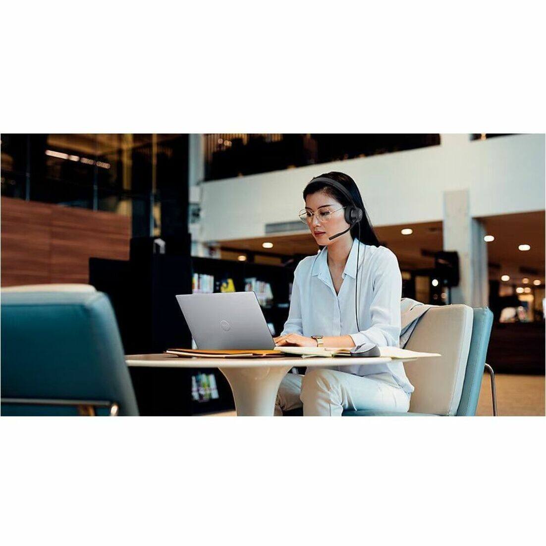 Alt View 40. Dell - Latitude 5000 14" Laptop - Intel Core Ultra 7 with 16GB Memory - 512 GB SSD - Titan Gray.