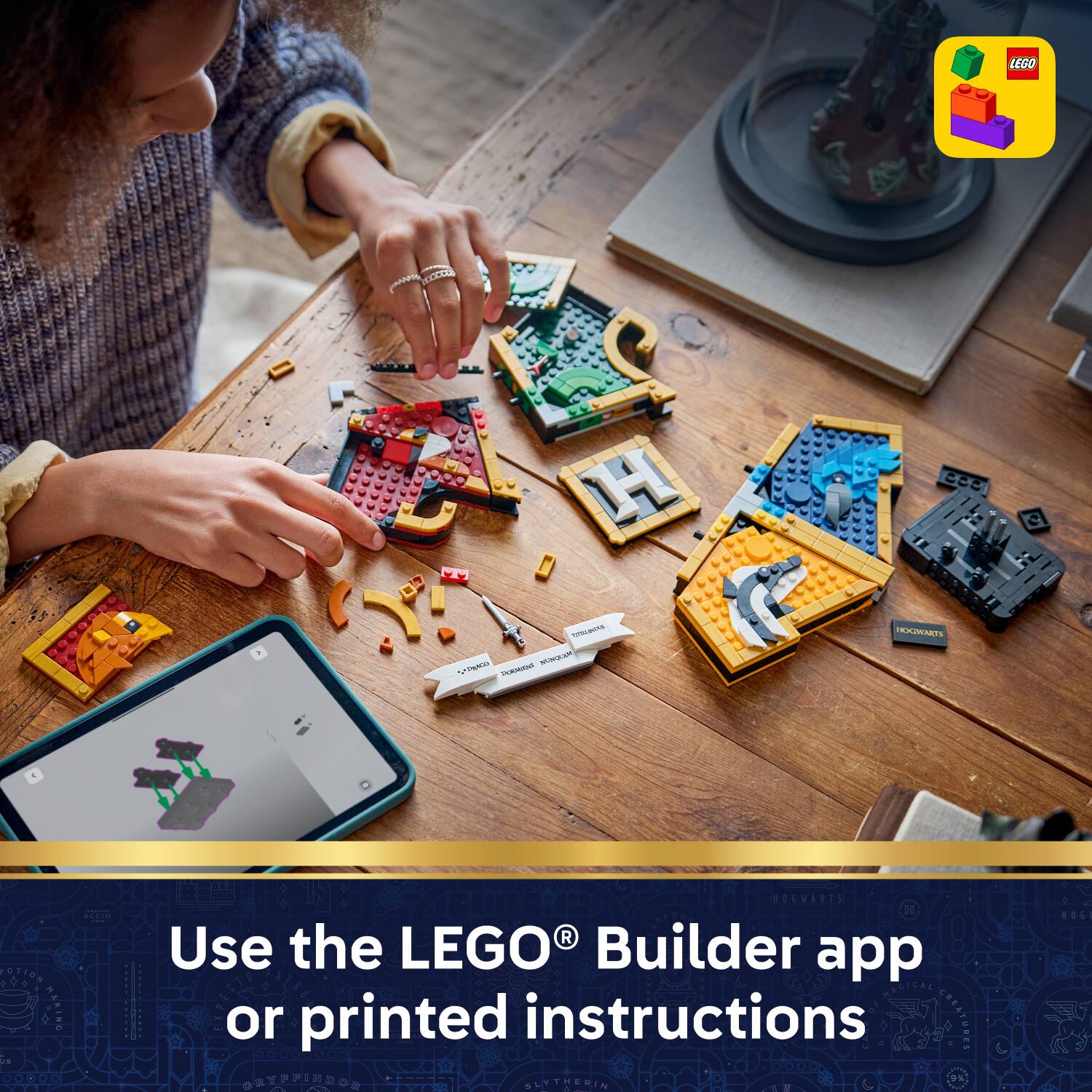 LEGO Cd 10 ) ISLATS -UM  WRMASA HOUSATS POTION 00 HAKING   te ROSWERTS R

Use the LEGO Builder app or printed instructions

DEATURES BOGNISUYSO SLYTHERIN 806I
