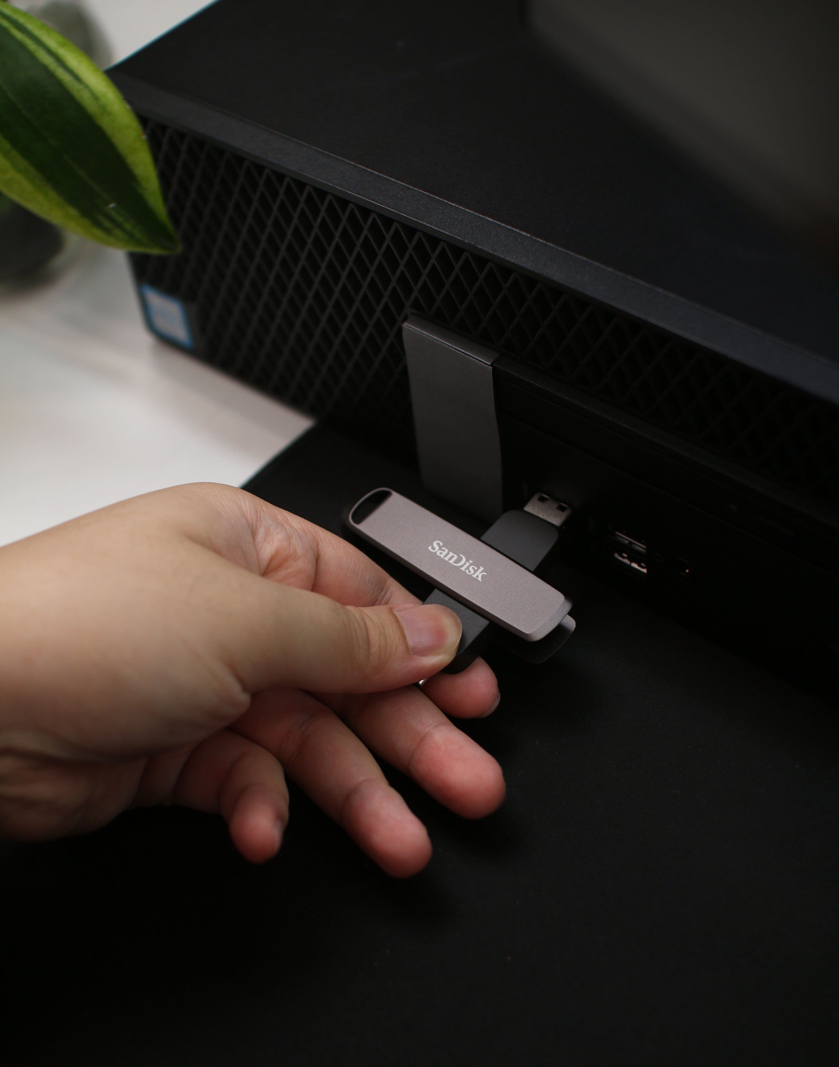 Alt View 2. SanDisk - Extreme PRO 1TB Dual Drive High-Performance USB Type-A and USB Type-C Flash Drive - black.