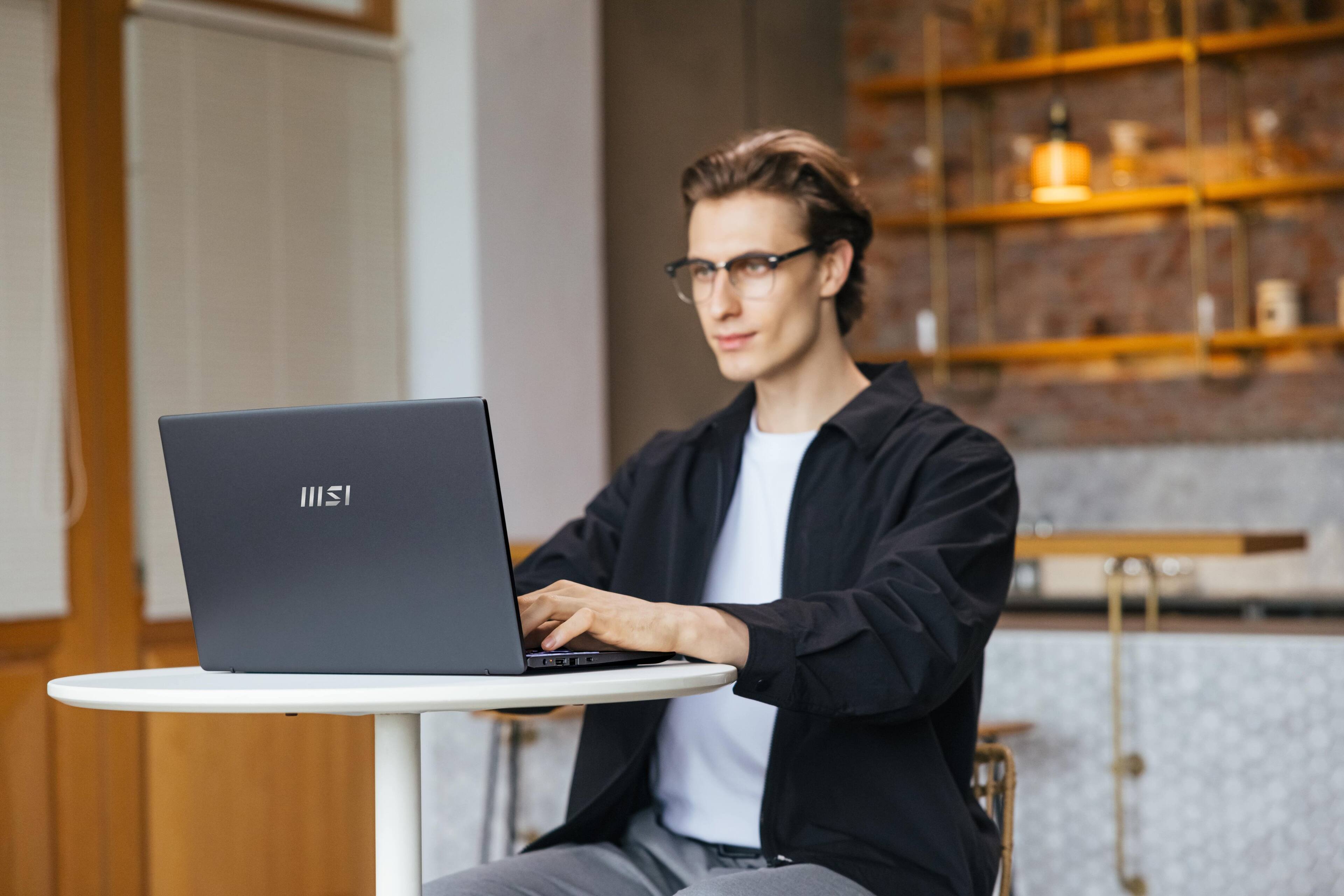 Alt View 4. MSI - Modern 15 15.6" Laptop - Intel Core Ultra 7-150U - Intel Graphics with 16GB Memory -1TB SSD - Platinum Gray.