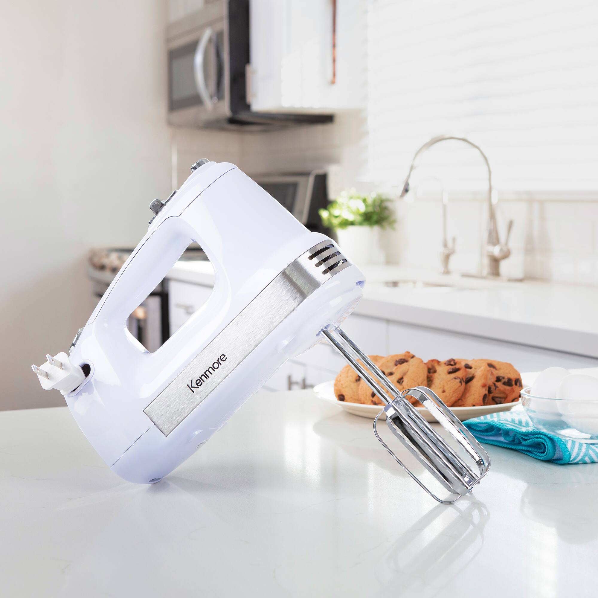 Angle. Kenmore - 5-Speed Hand Mixer / Beater / Blender 250W with Burst Control - White.