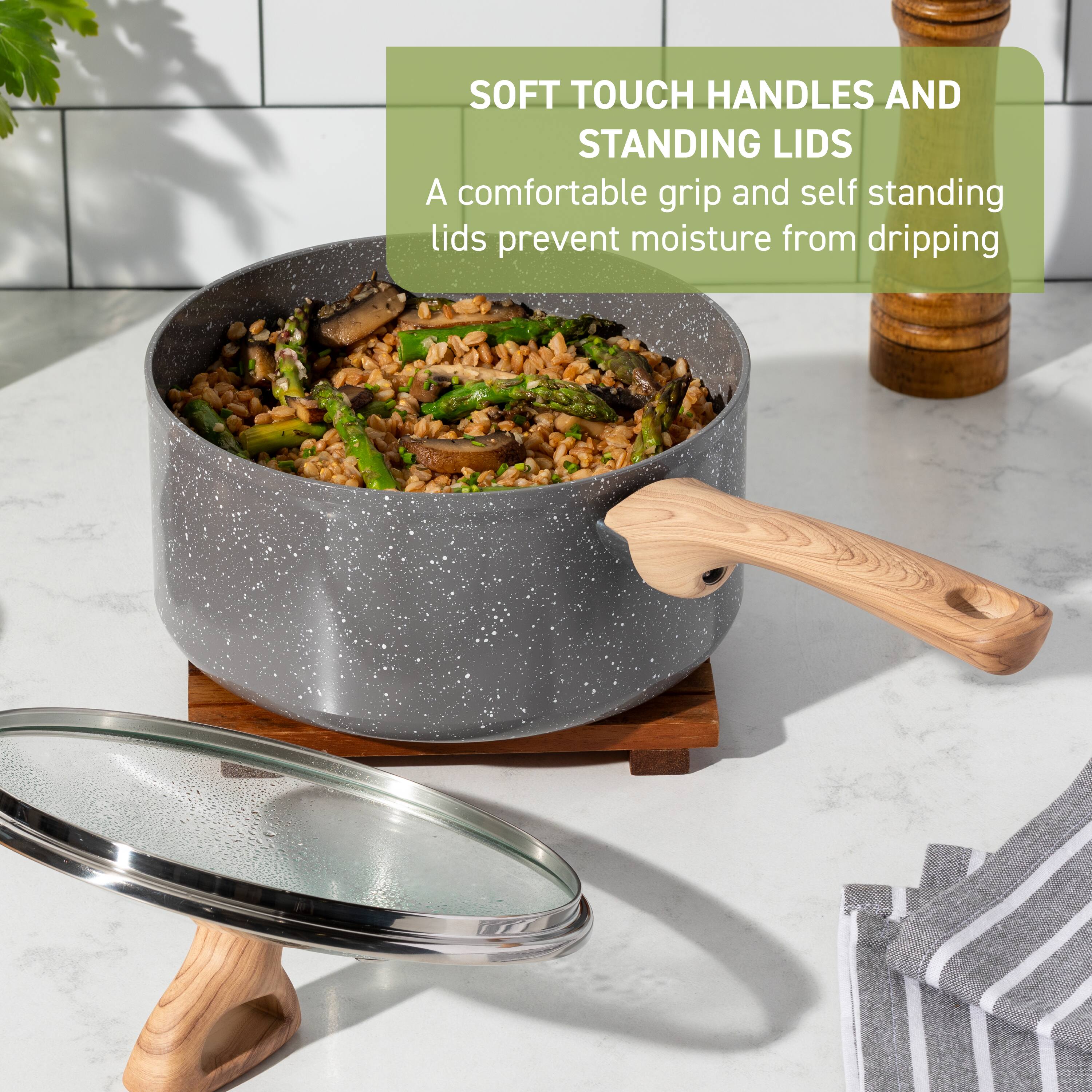 SOFT TOUCH HANDLES AND STANDING LIDS  
A comfortable grip and self standing lids prevent moisture from dripping