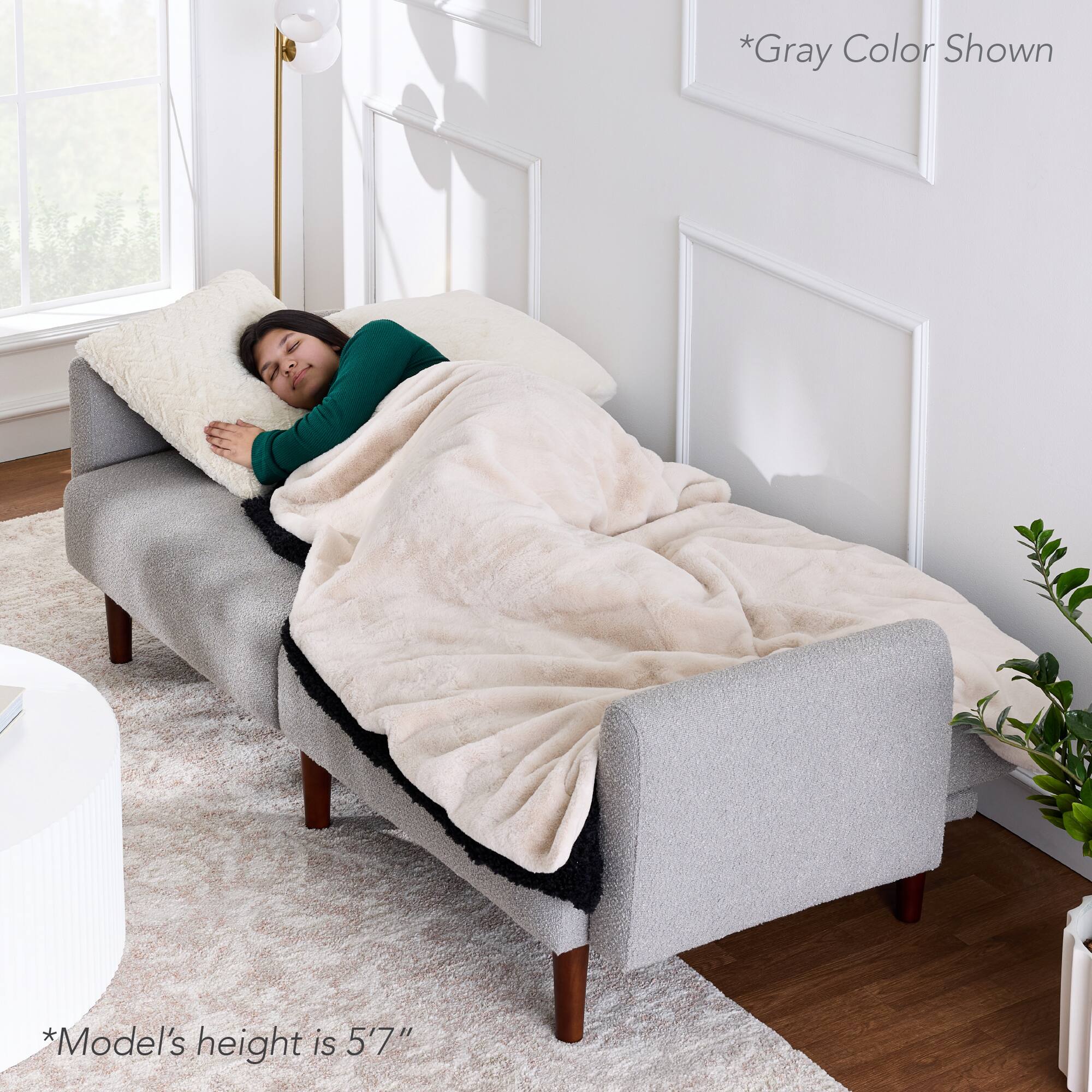 *Gray Color Shown  
*Model's height is 5'7"