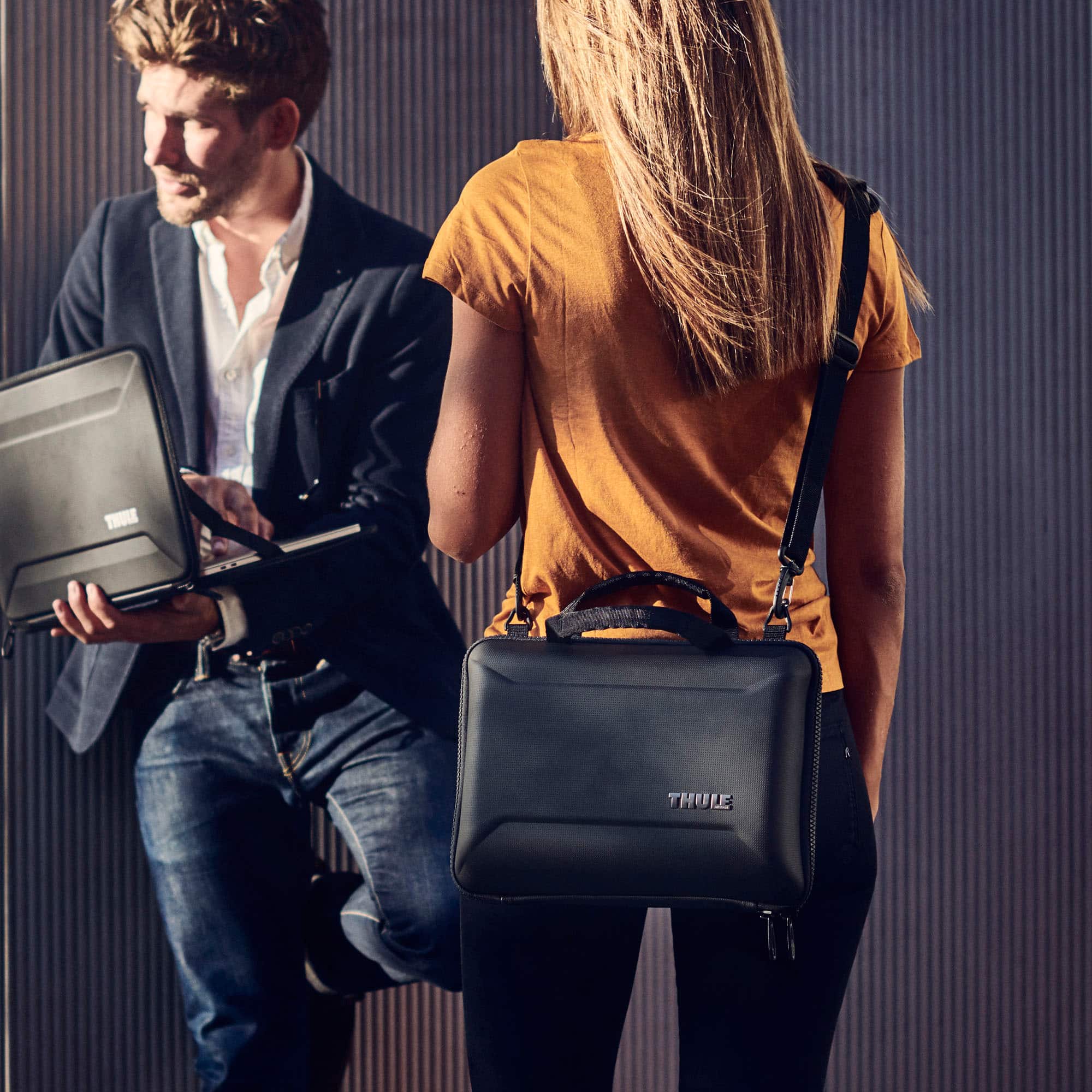 The text on the image is "THULE THUIE."