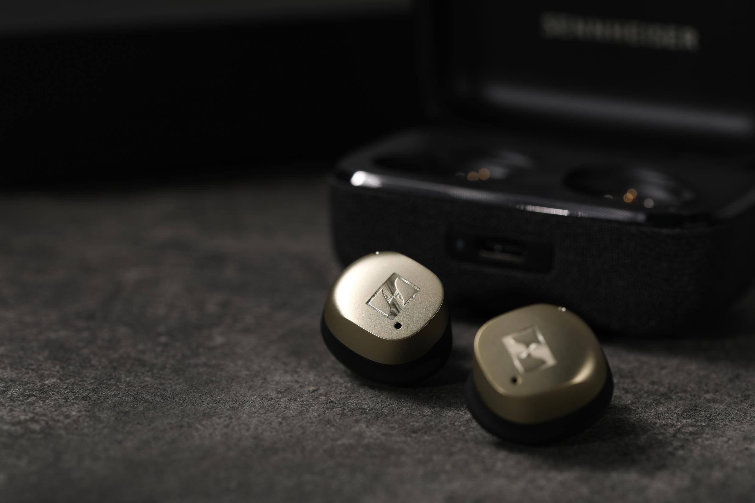 Alt View 4. Sennheiser - Sennheiser MOMENTUM True Wireless 4 Smart Earbuds - Gold - Gold.