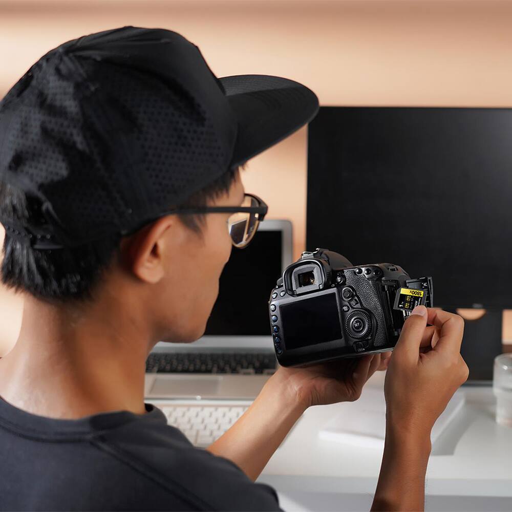 Alt View 1. Lexar - 1TB Professional 1800x UHS-II SDXC Memory Card (GOLD Series) LSD1800001T-BNNNG.