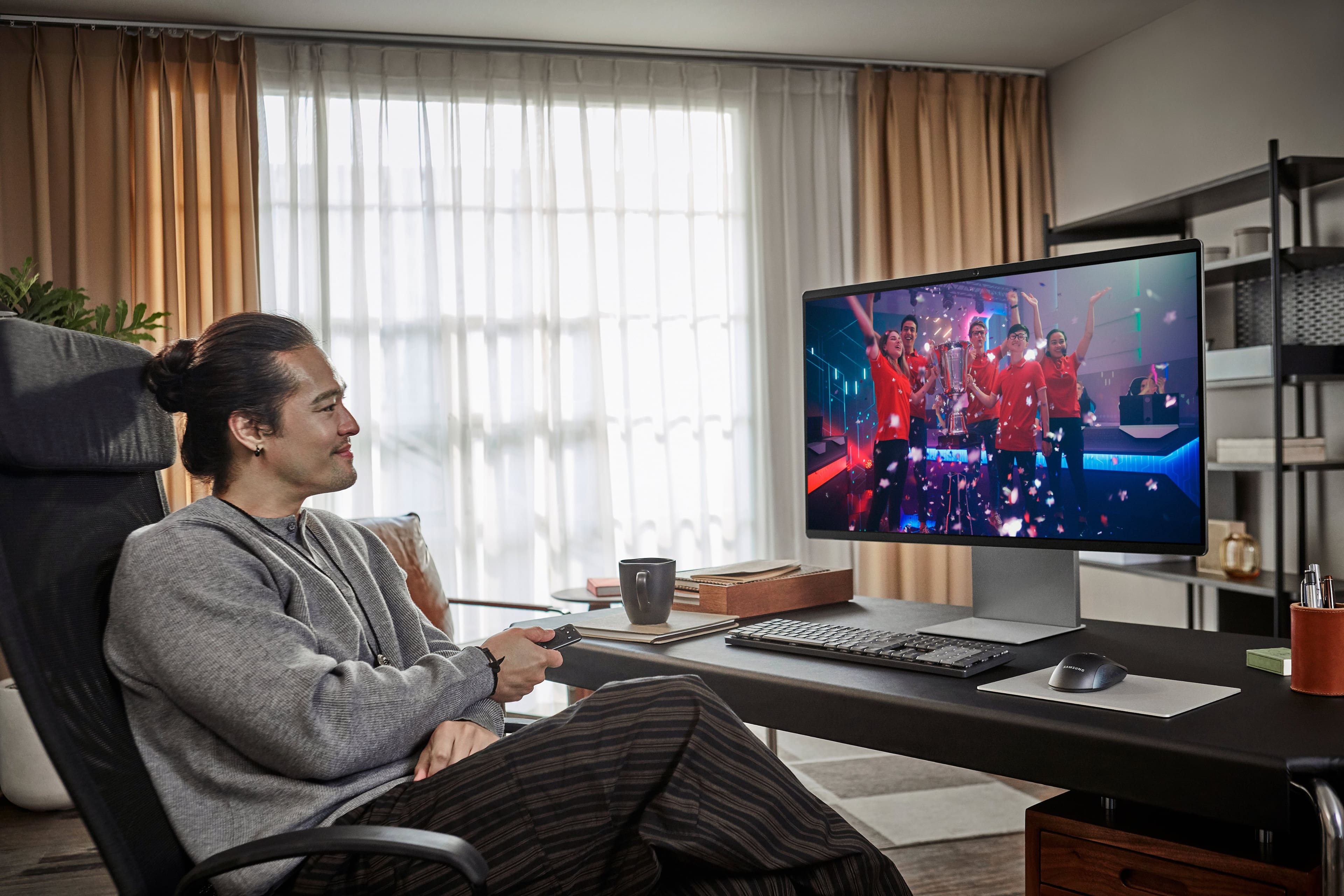 Alt View 35. Samsung - 32" M90SF 4K UHD Smart OLED Monitor with Samsung Vision AI, Built In 4K Camera and Speakers, USB-C - Carbon Silver.