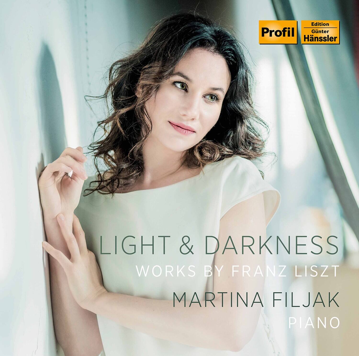 Profil  
Edition Gnter Hnssler  

LIGHT & DARKNESS  
WORKS BY FRANZ LISZT  
MARTINA FILJAK  
PIANO