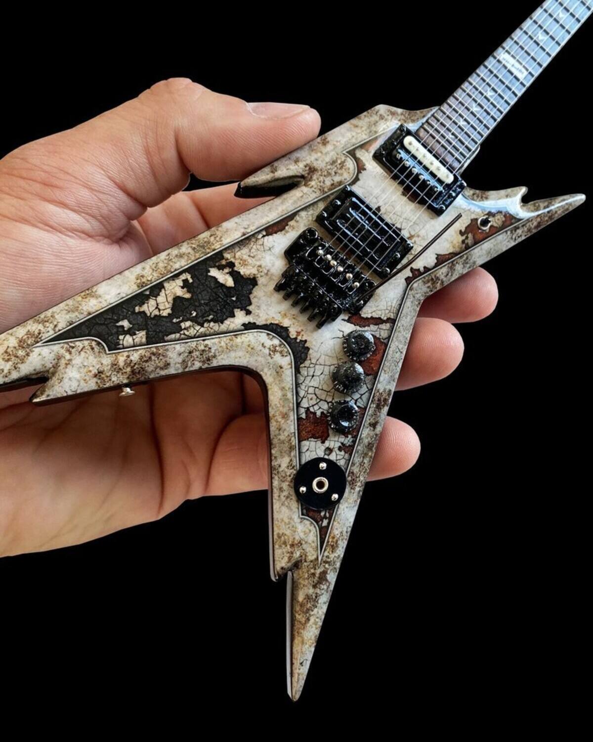 Axe Heaven -Dimebag Darrell - Dimebag Darrell Pantera Dean Rust Razorback Mini Guitar Replica - Collectibles