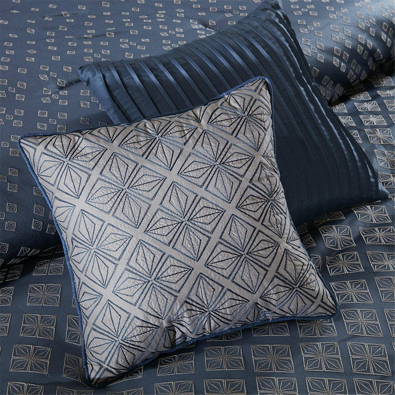 Alt View 2. Gracie Mills - Gracie Mills Pasquale Ombre Jacquard Duvet Cover Set - Navy.