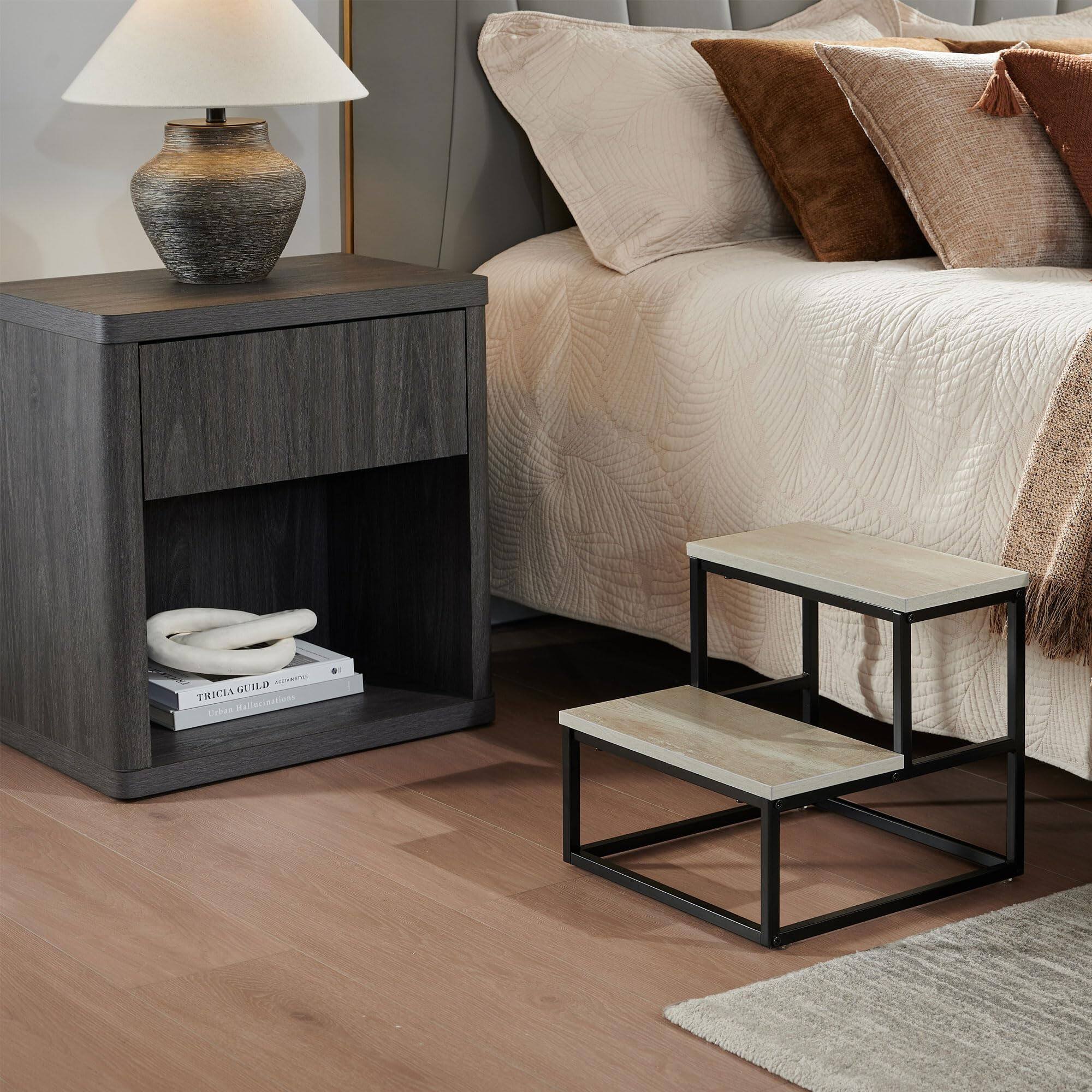 TRICIA GUILD  
LIVING WITH  
Urban Elegance