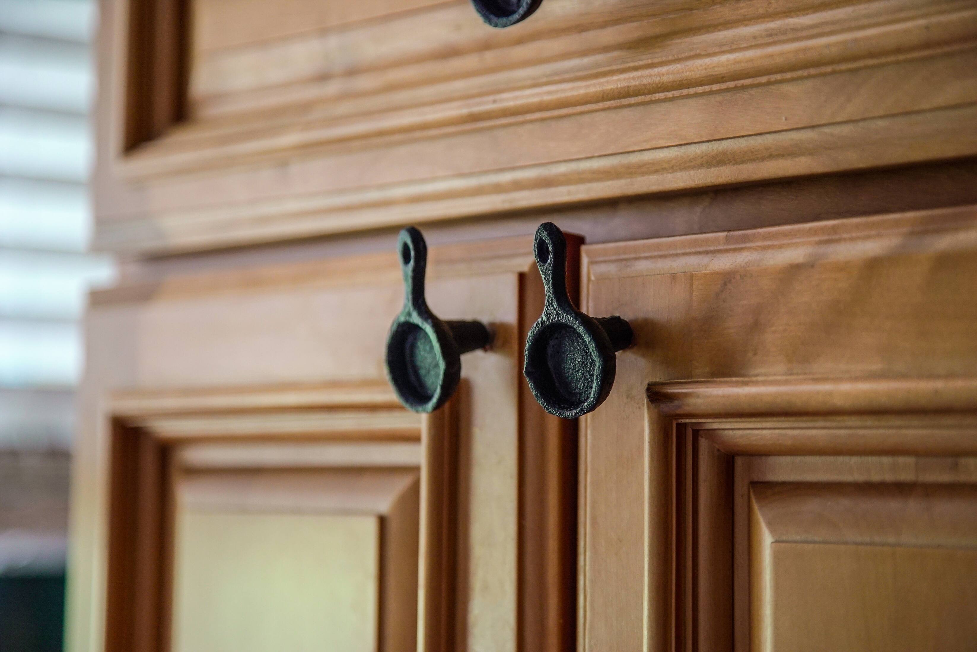 Alt View 7. Zeckos - Set of 6 Mini Cast Iron Skillet Drawer Pulls Decorative Kitchen Cabinet Knobs - Black.