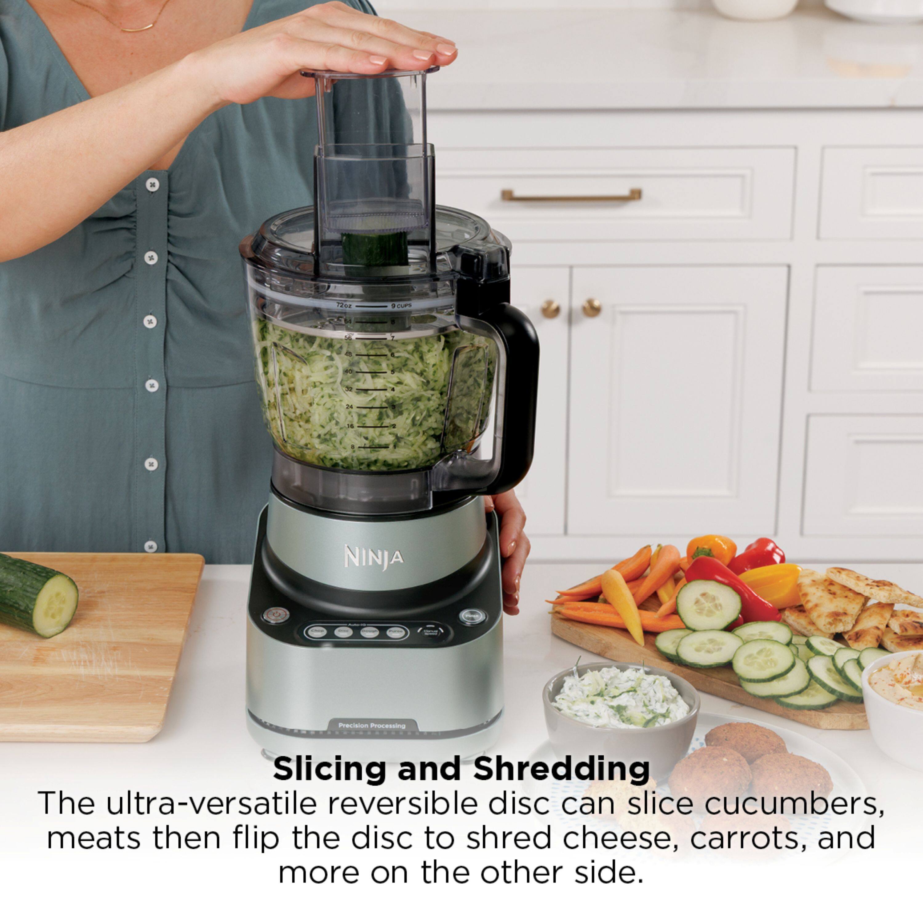 2s4 FcU NINJA PAn Processina Slicing and Shredding

The ultra-versatile reversible disc can slice cucumbers, meats then flip the disc to shred cheese, carrots, and more on the other side.