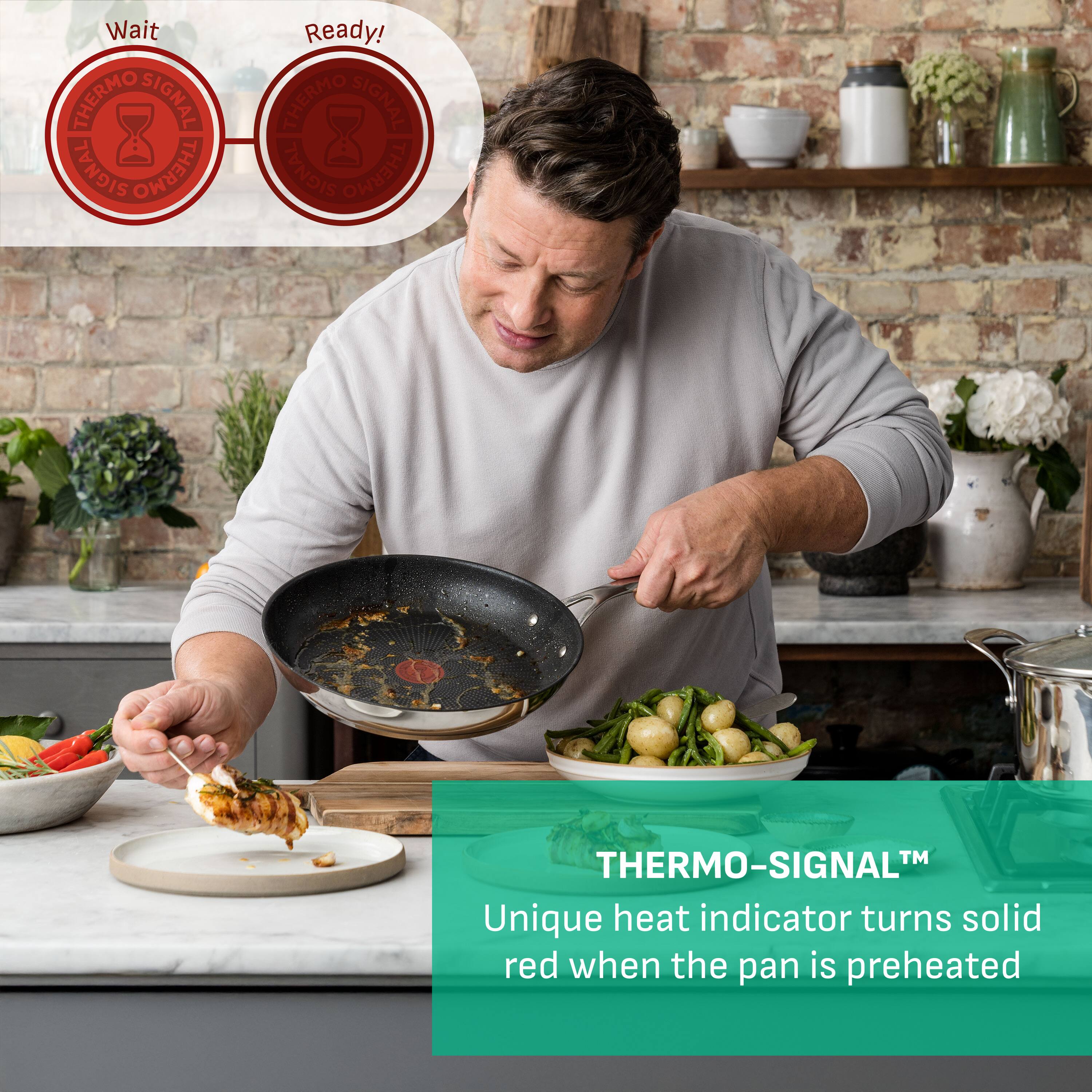 Wait THERMO SIGNAL SIGNAL THERMO  
Ready! THERMO SIGNAL SIGNAL THERMO  
TM THERMO-SIGNAL Unique heat indicator turns solid red when the pan is preheated
