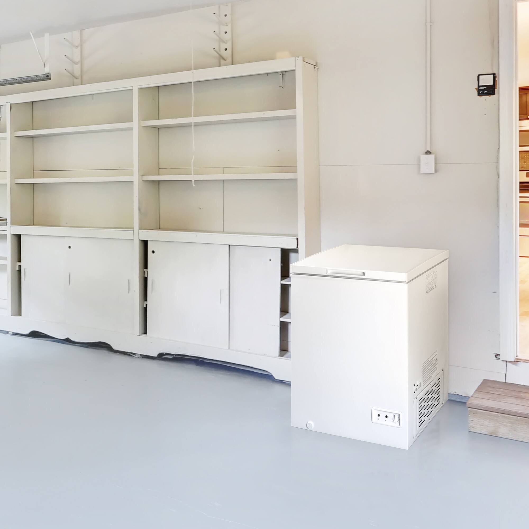 Alt View 1. Danby - 5.0 cu. ft. Chest Freezer - White - White.