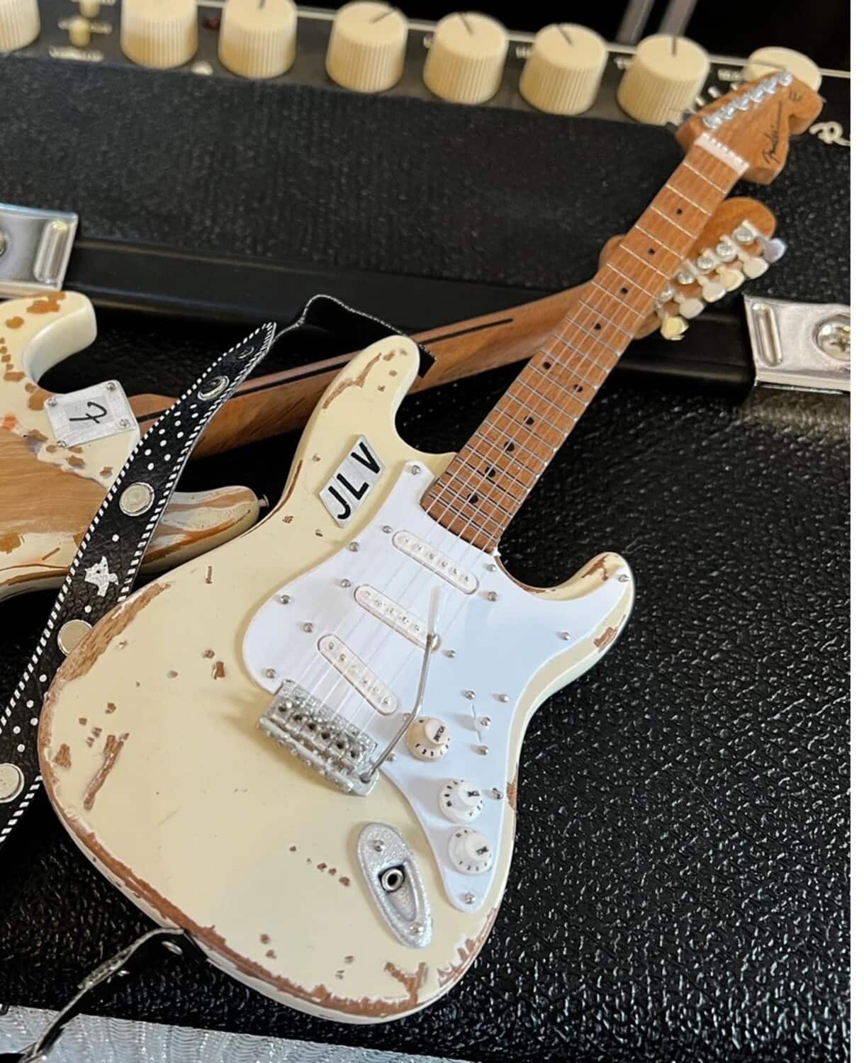 Jimmie Vaughan - Axe Heaven Jimmie Vaughan Signature Fender Stratocaster Custom Vintage White Mini Guitar- COLLECTABLES - Multicolor