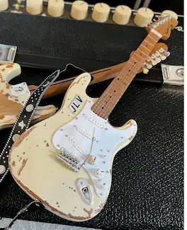 Axe Heaven - Jimmie Vaughan - Jimmie Vaughan Signature Custom Vintage White Fender Stratocaster Mini - Collectibles - Multicolor