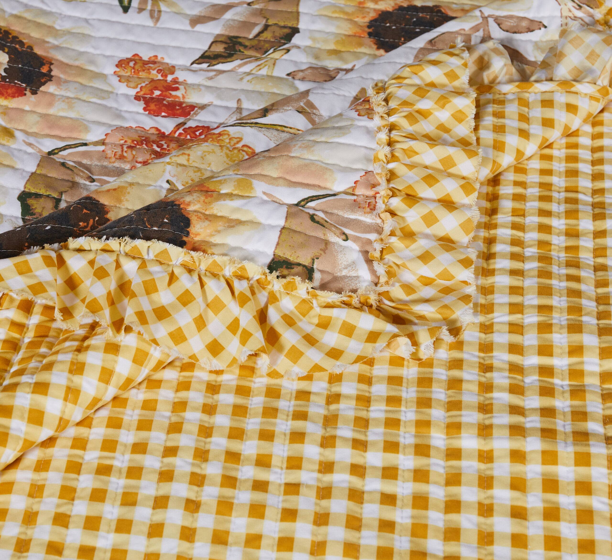 Angle. BreeBe - Somerset Quilt Set 3-Piece King/Cal King - Gold.