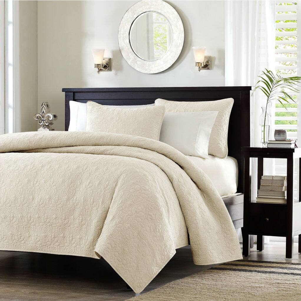 Angle. Hivvago - Full / Queen Ivory Beige Quilted Coverlet Quilt Set with 2 Shams - Ivory, Beige.