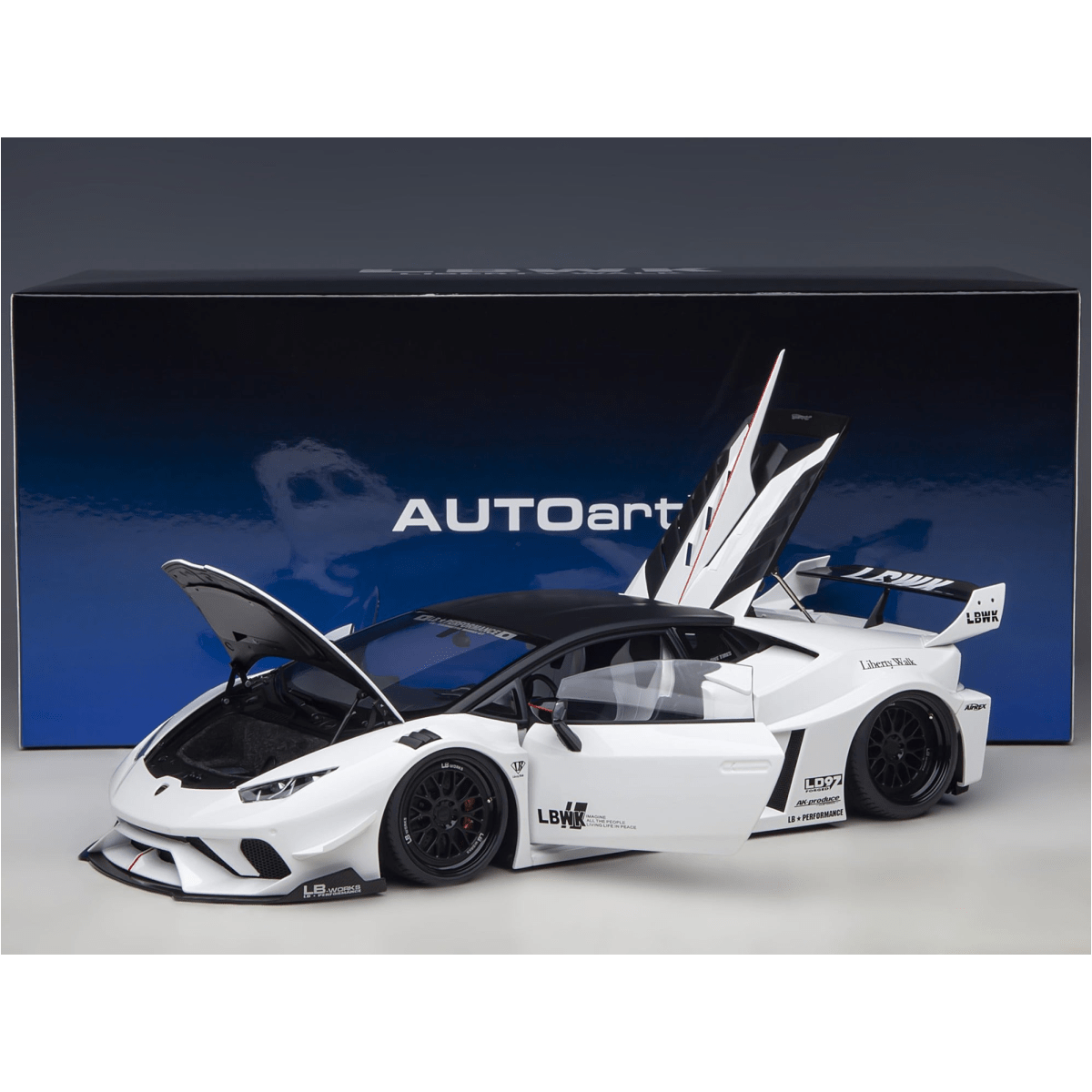 Lamborghini HURACÁN STO 1/18 とホワイトサイドバッグ Lamborghini