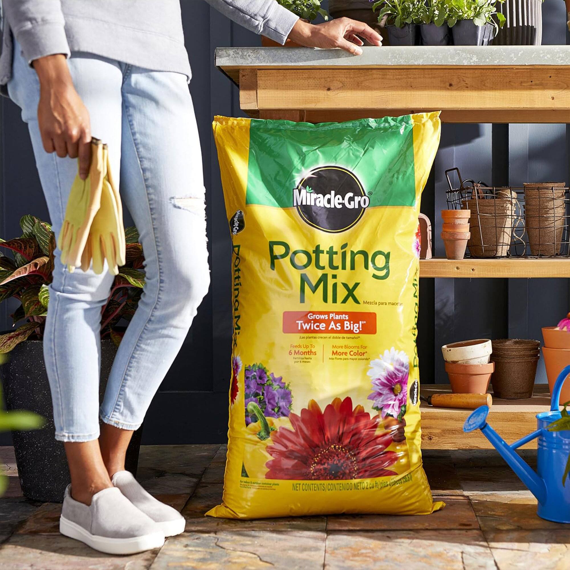 Miracle-Gro Potting Mix  
Grows Plants Twice As Big!  
Feeds Up To 6 Months  
More Blooms for More Color  
NET CONTENTS/CONTENIDO NETO 2 cu ft (56.7 L)