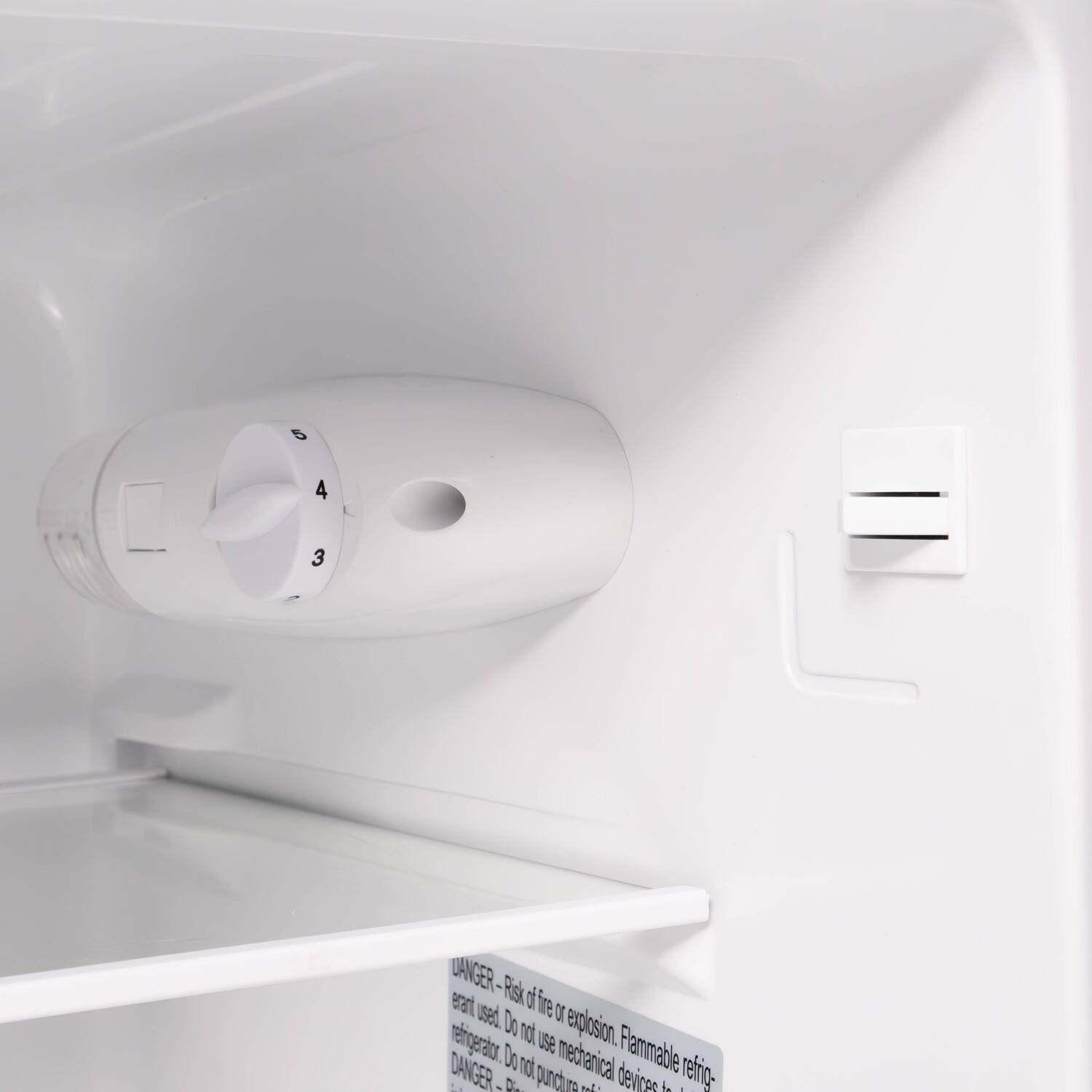 5 4 3 DANGER - Risk of fire or explosion. Flammable refrigerant used. Do not use mechanical devices.