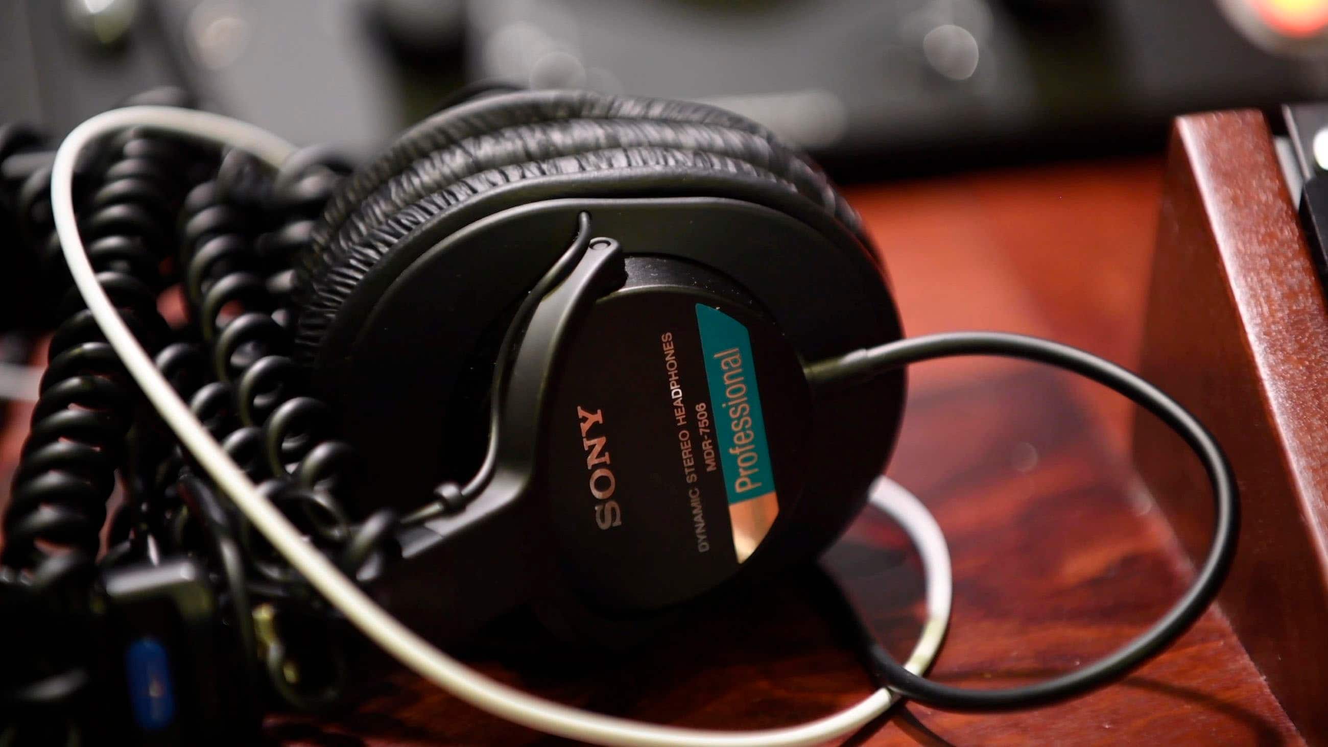 The text on the image reads "Sony Headphones Professional Stereo MDR-7506 Dynamic."