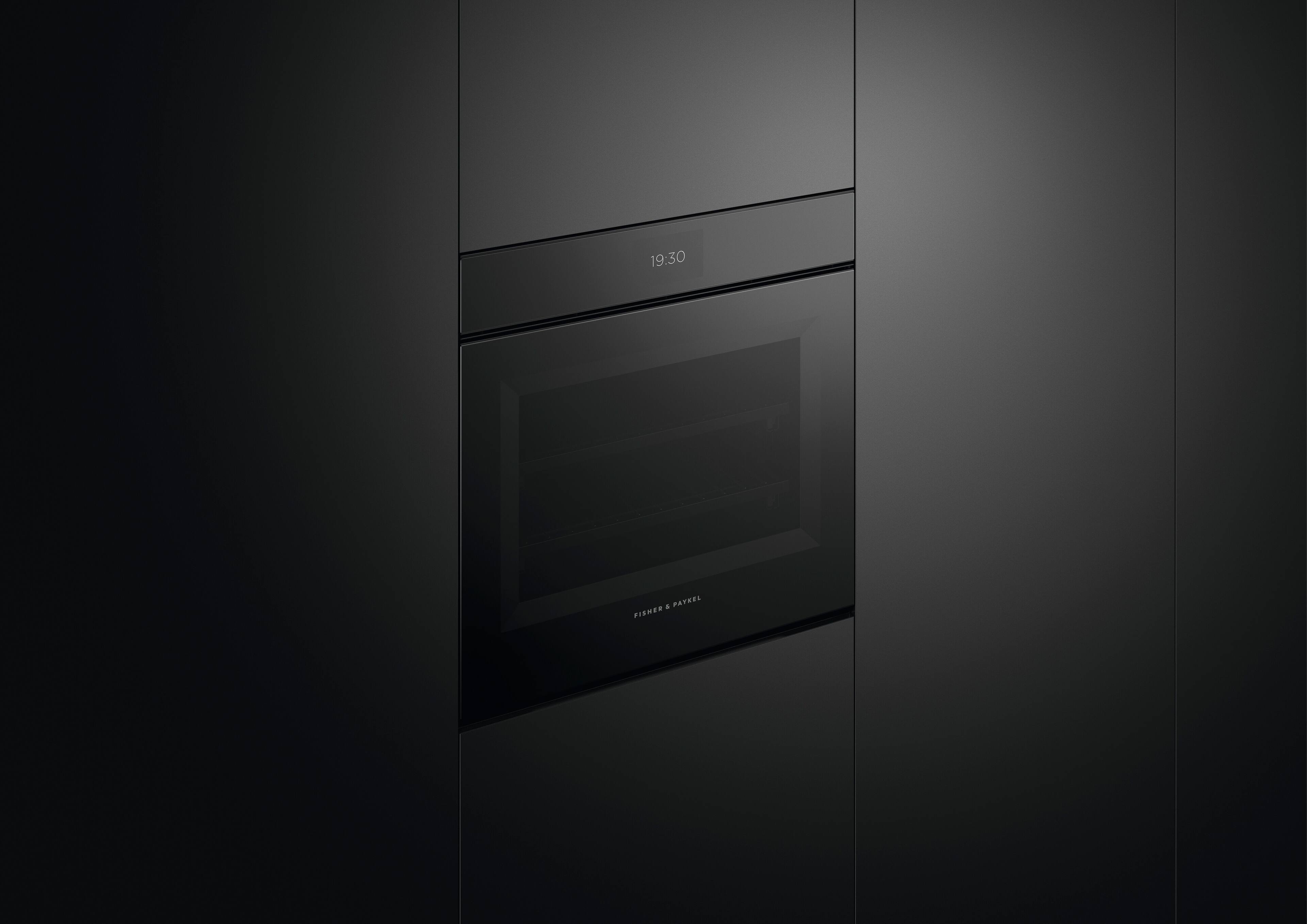 The text on the image reads "19:30 a PAEJEL PIENES." This is a foreign language, and it is not possible to provide a correct interpretation without knowledge of the language. However, it can be inferred that the text might be related to the time or a specific event.