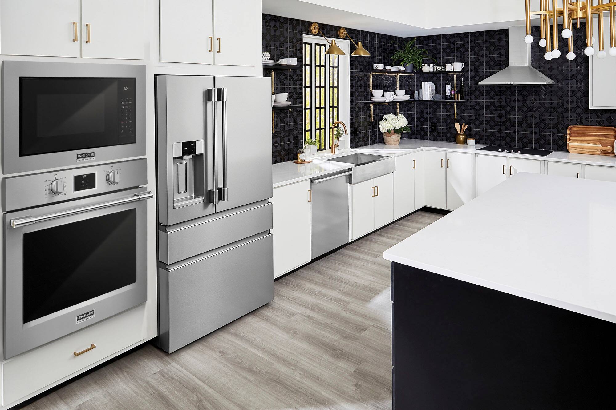 The text on the image is not in English, so it is not possible to group and correct it.