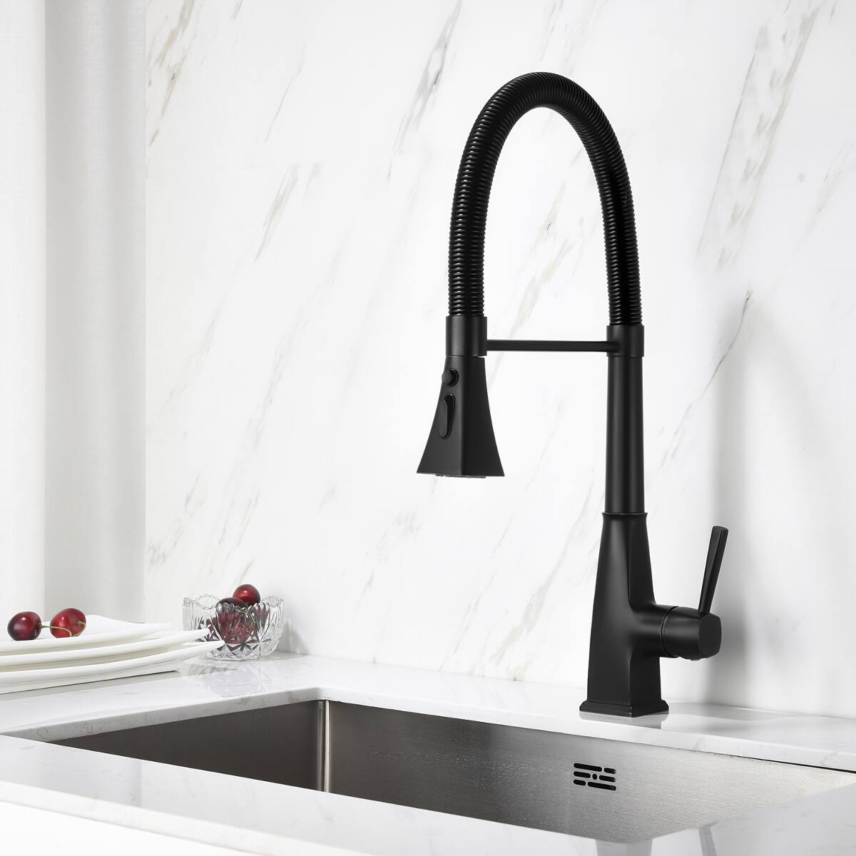 Left. Ropilly - Ropilly Kitchen Faucet with Pull Down Sprayer, Matte Black Single Handle High Arc Kitchen Faucet - Matte Black.