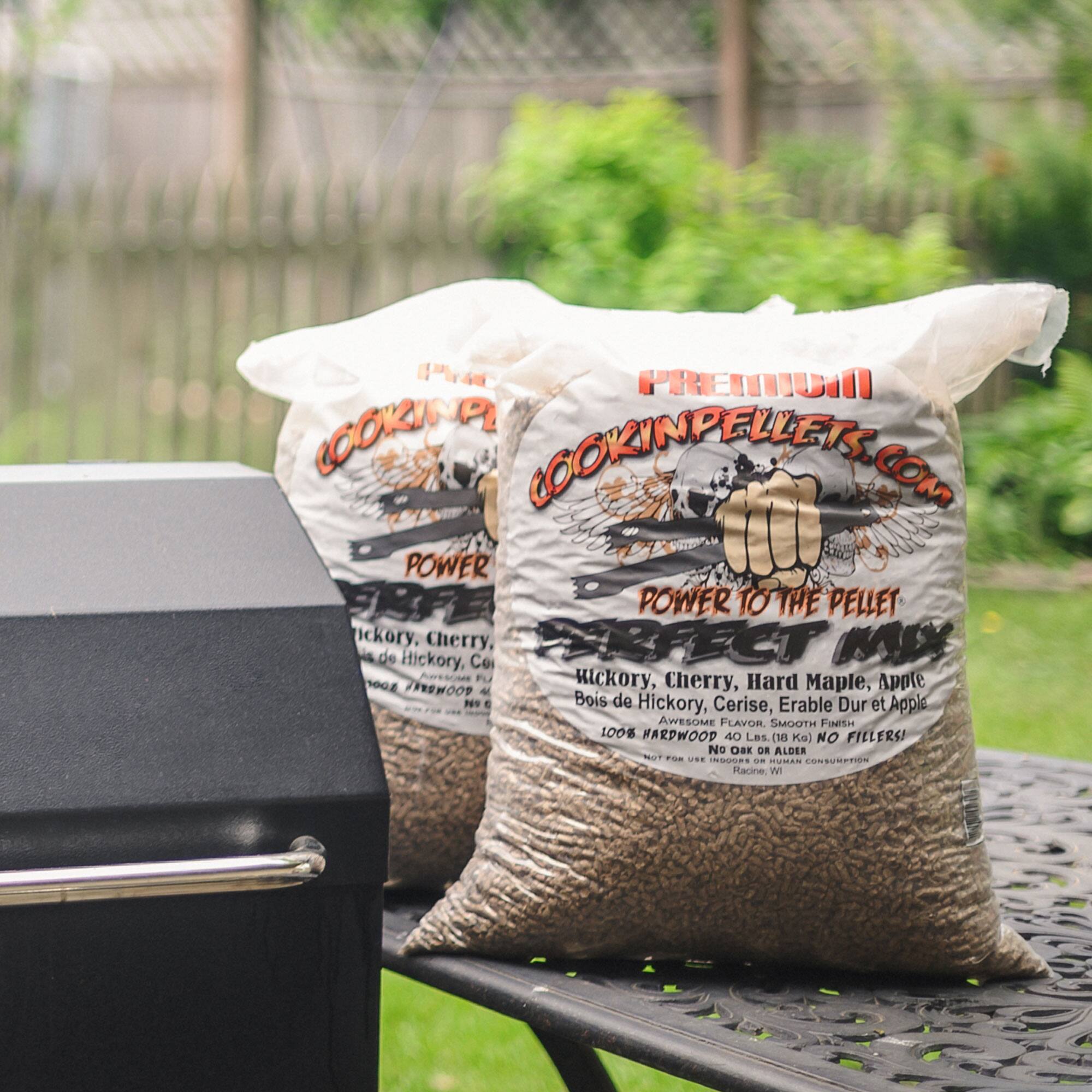 PREMIUM COOKINPELLETS.COM POWER TO THE PELLET

PERFECT MIX

Hickory, Cherry, Hard Maple, Apple
Bois de Hickory, Cerise, Érable Dur et Apple

AWESOME FLAVOR, SMOOTH FINISH
100% HARDWOOD 40 LBS (18 KG) NO FILLERS!

NOT FOR USE INDOORS OR HUMAN CONSUMPTION

Racine, WI