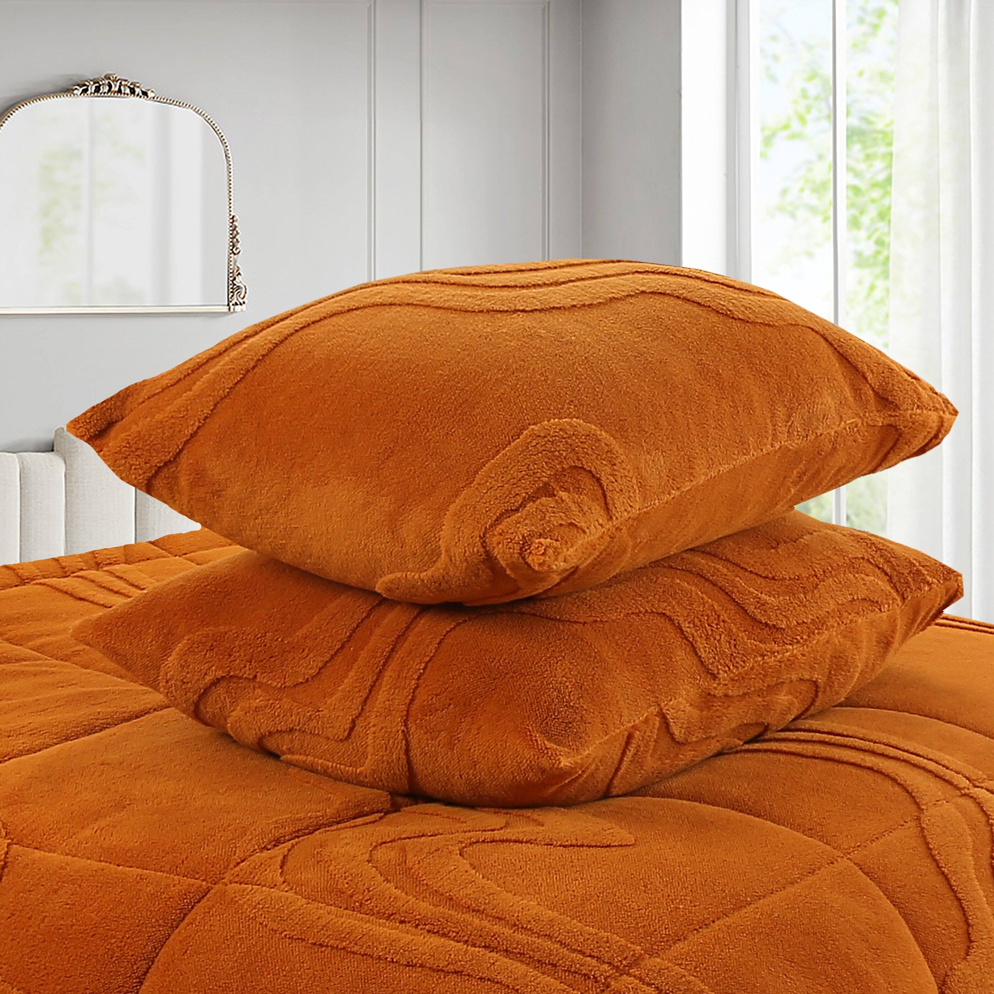 Left. MarCielo - Marcielo 3 PCS Wave Jacquard Soft Plush Comforter Set - Golden.