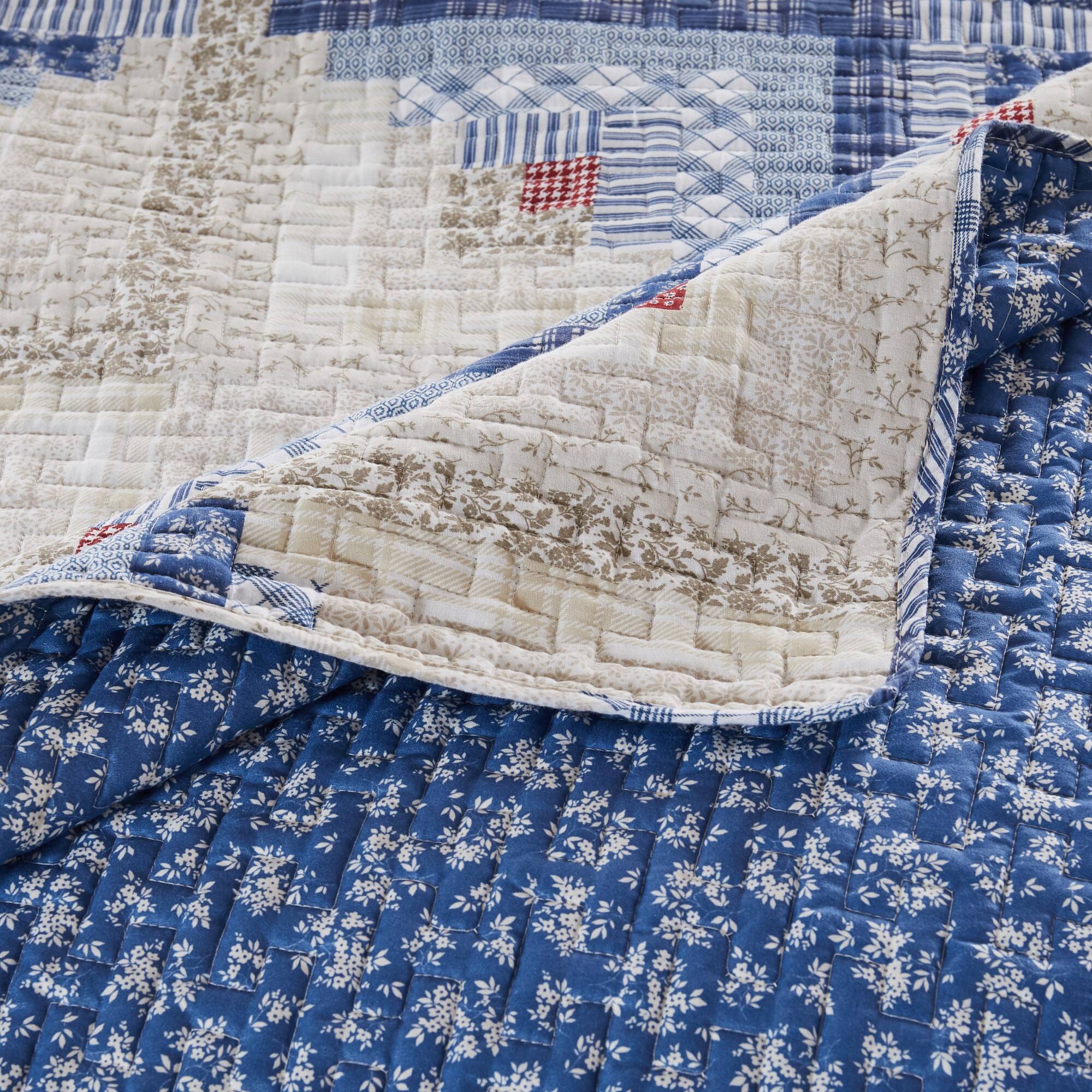 Angle. BreeBe - Cottage Cabin Quilt Set 3-Piece Full/Queen - Calico.