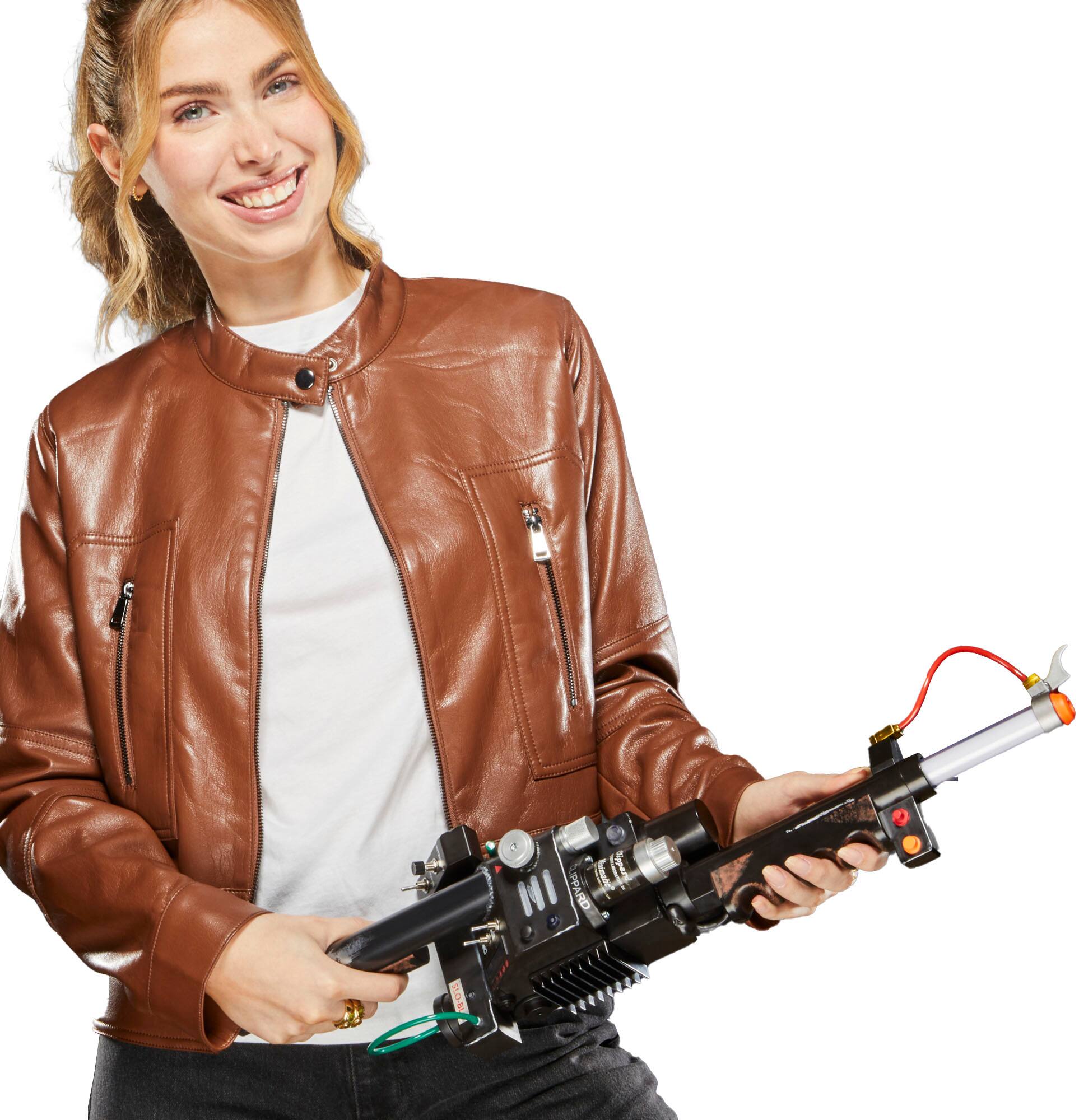 I'm not sure what you're trying to say. The text in the image is "NI UPPARD SA ROM T," which doesn't seem to be related to the woman holding a tool or the context of the image. If you could provide more information or clarify the text, I would be happy to help you.