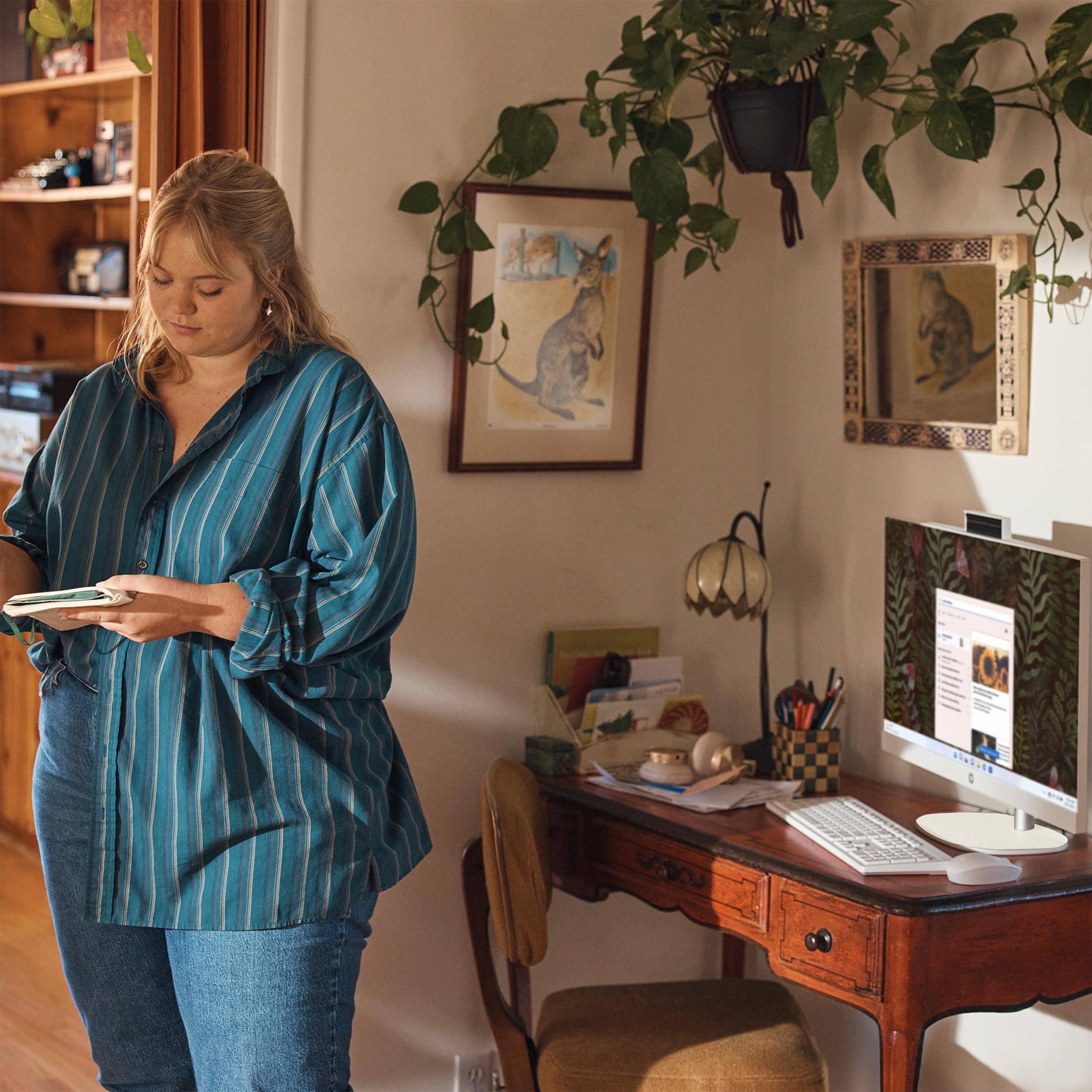 Alt View 4. HP - HP 27" FHD Touchscreen All-in-One Desktop,AMD Ryzen 5 7520U,16GB RAM,1TB SSD,Wireless Keyboard&Mouse,Win 11,White - White.