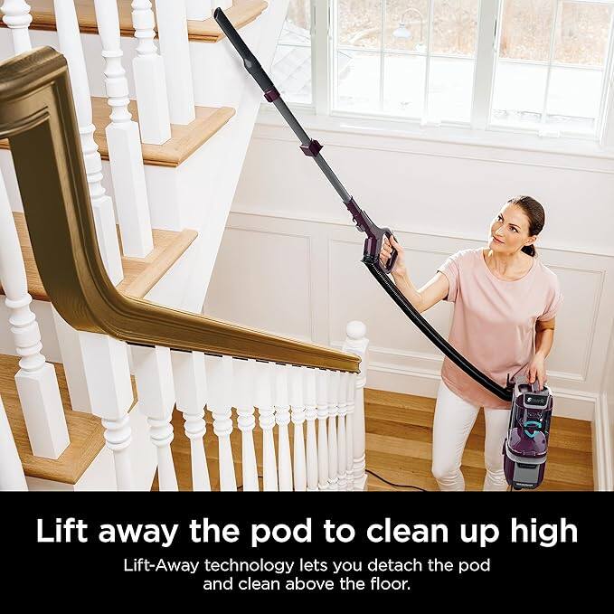 Lift away the pod to clean up high  
Lift-Away technology lets you detach the pod and clean above the floor.