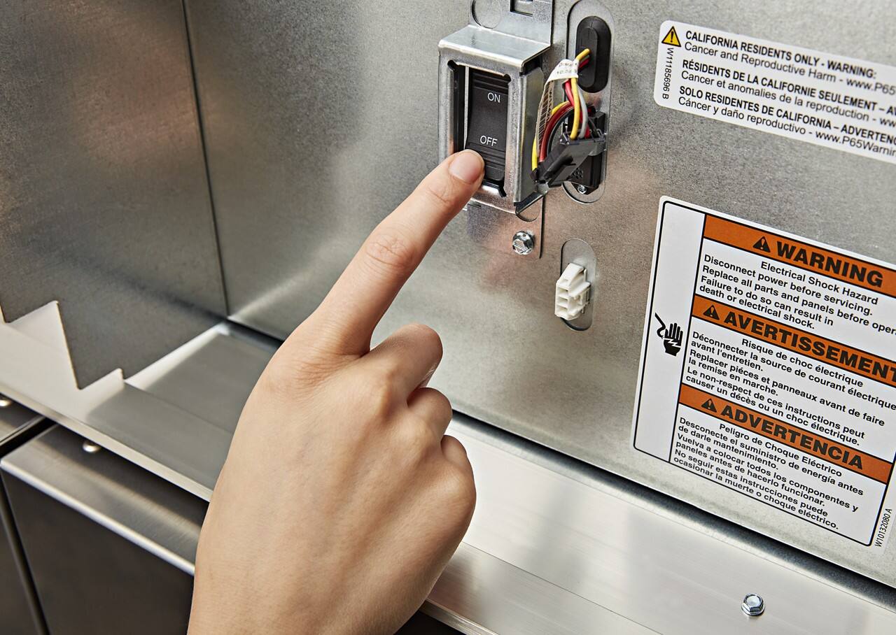 **California Residents Only - Warning:**
Cancer and Reproductive Harm - www.P65Warning.org

**Warning:**
Electrical Shock Hazard
Disconnect power before servicing. Failure to do so can result in death or electric shock.

**Advertencia:**
Riesgo de choque eléctrico
Desconecte la fuente de energía antes de hacer el mantenimiento. No coloque las piezas en funcionamiento.

**Aviso:**
Peligro de choque eléctrico
Desconecte el suministro de energía antes de hacer el mantenimiento. No coloque las piezas en funcionamiento.