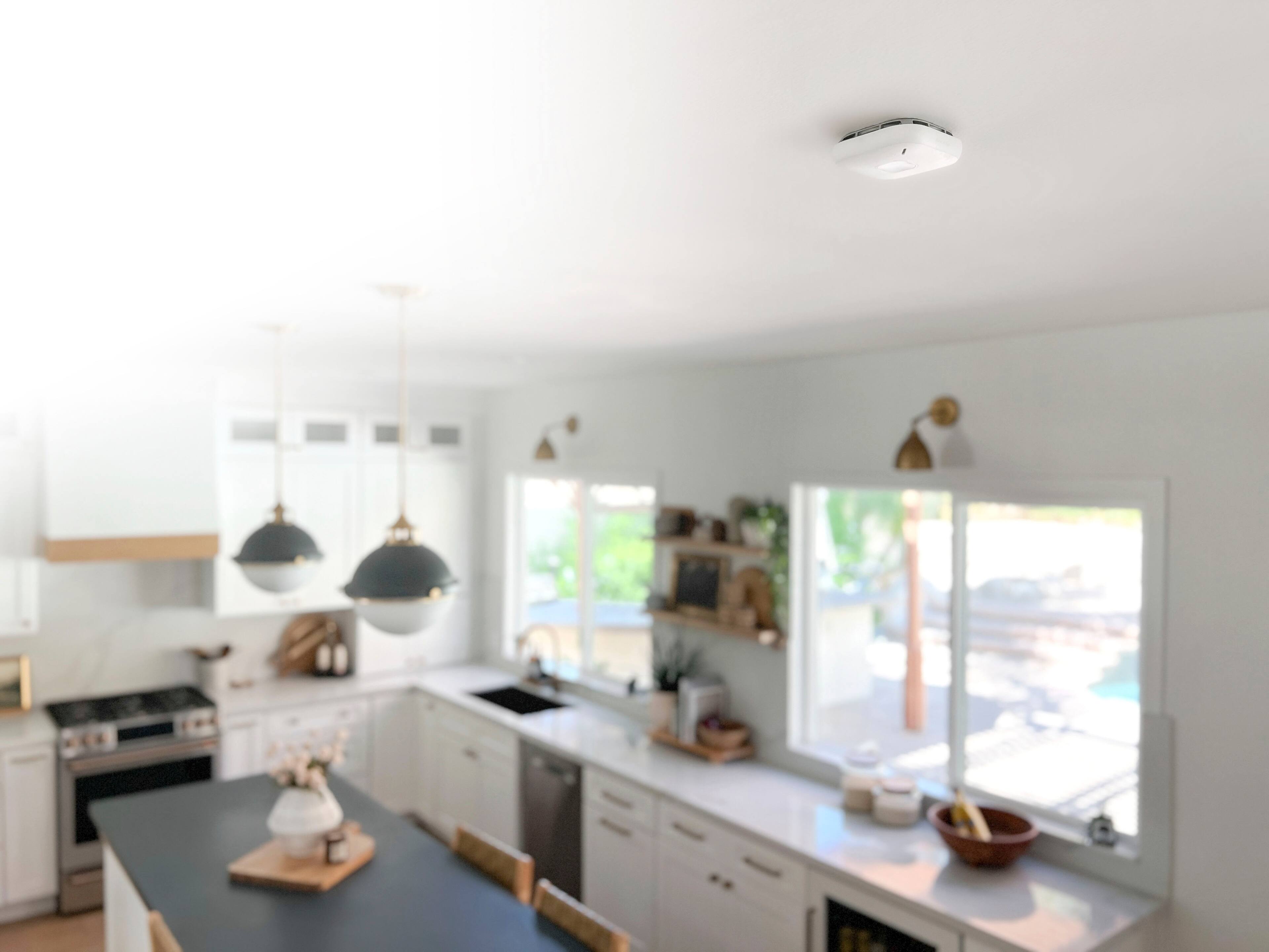 Alt View 4. First Alert - Smoke and Carbon Monoxide Detector Battery Powered - White.