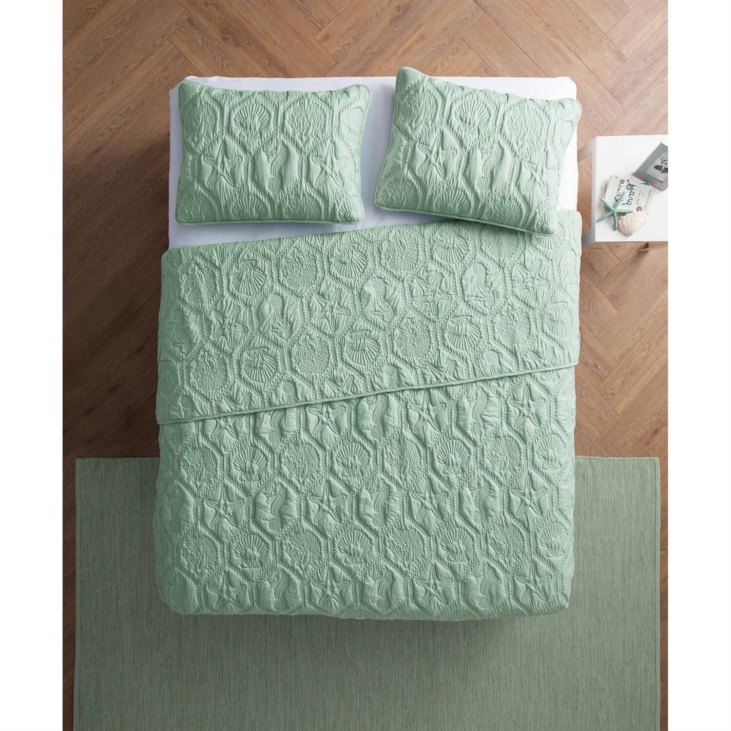 Left. Hivvago - King Coastal Beach Starfish Seashell Seahorse Light Green Teal Quilt Set - Light Green.