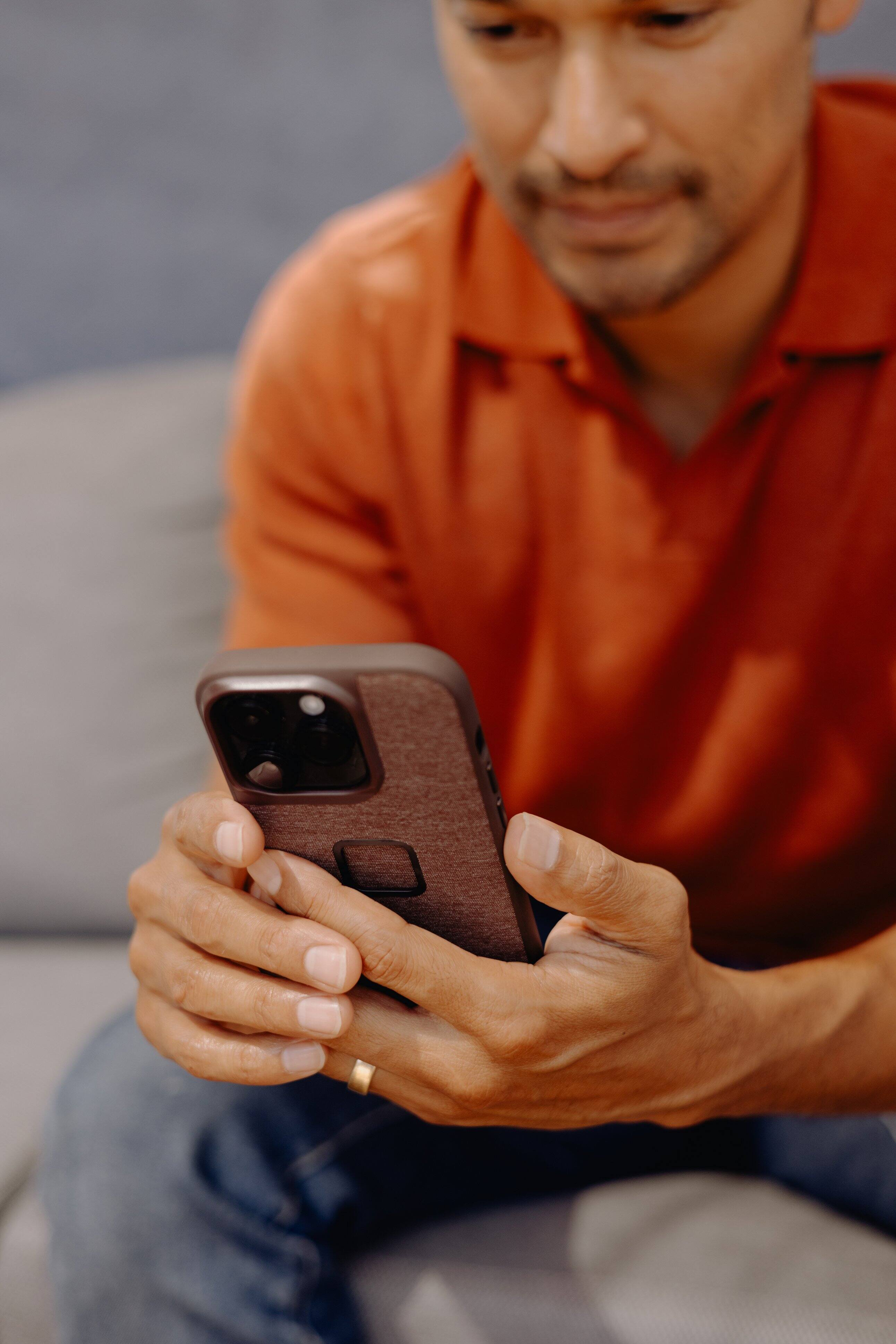 Alt View 2. Peak Design - Everyday Fabric Case v2 for iPhone 15 Pro - Redwood.