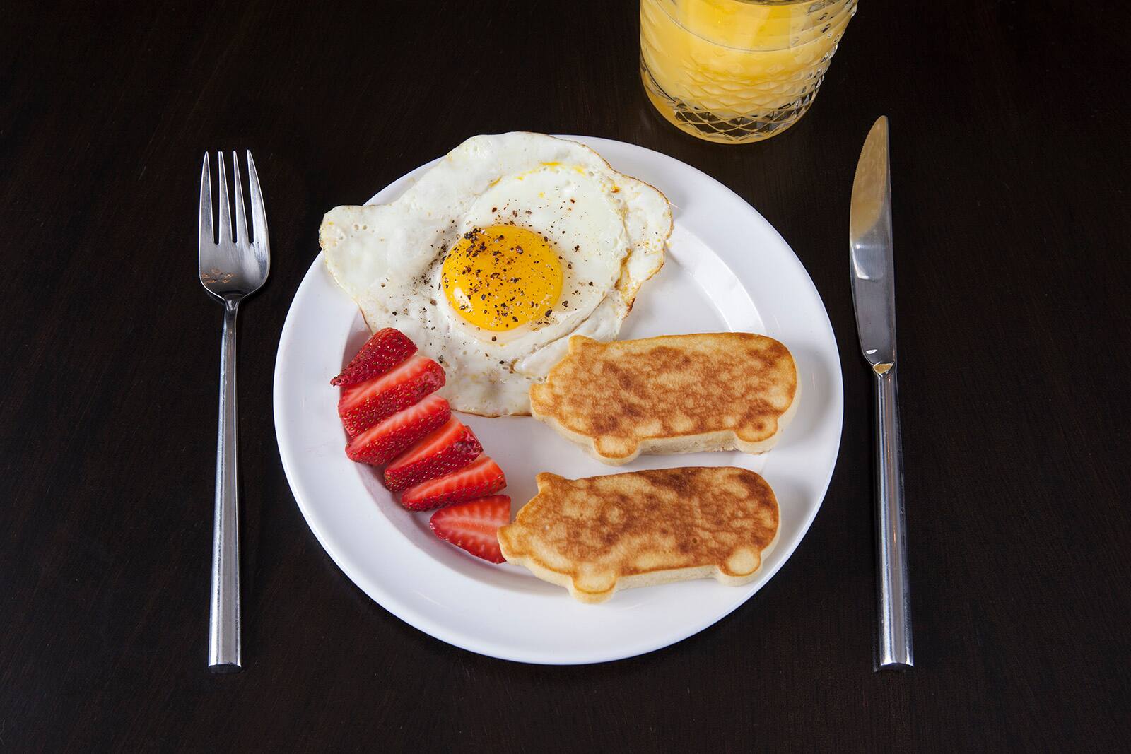 Alt View 5. MOBI - Little Piggy Silicone Pancake and Egg Molds, set of 2 - Pink.