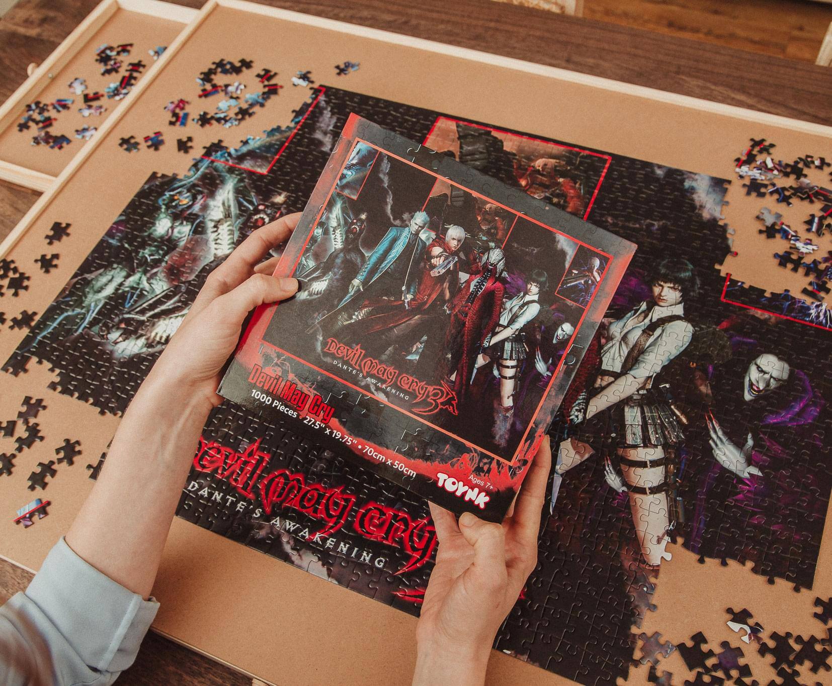 Devil May Cry  
Dante's Awakening  
1000 Pieces  
27.5" x 19.75" (70cm x 50cm)  
Ages 7+  
TOYNK