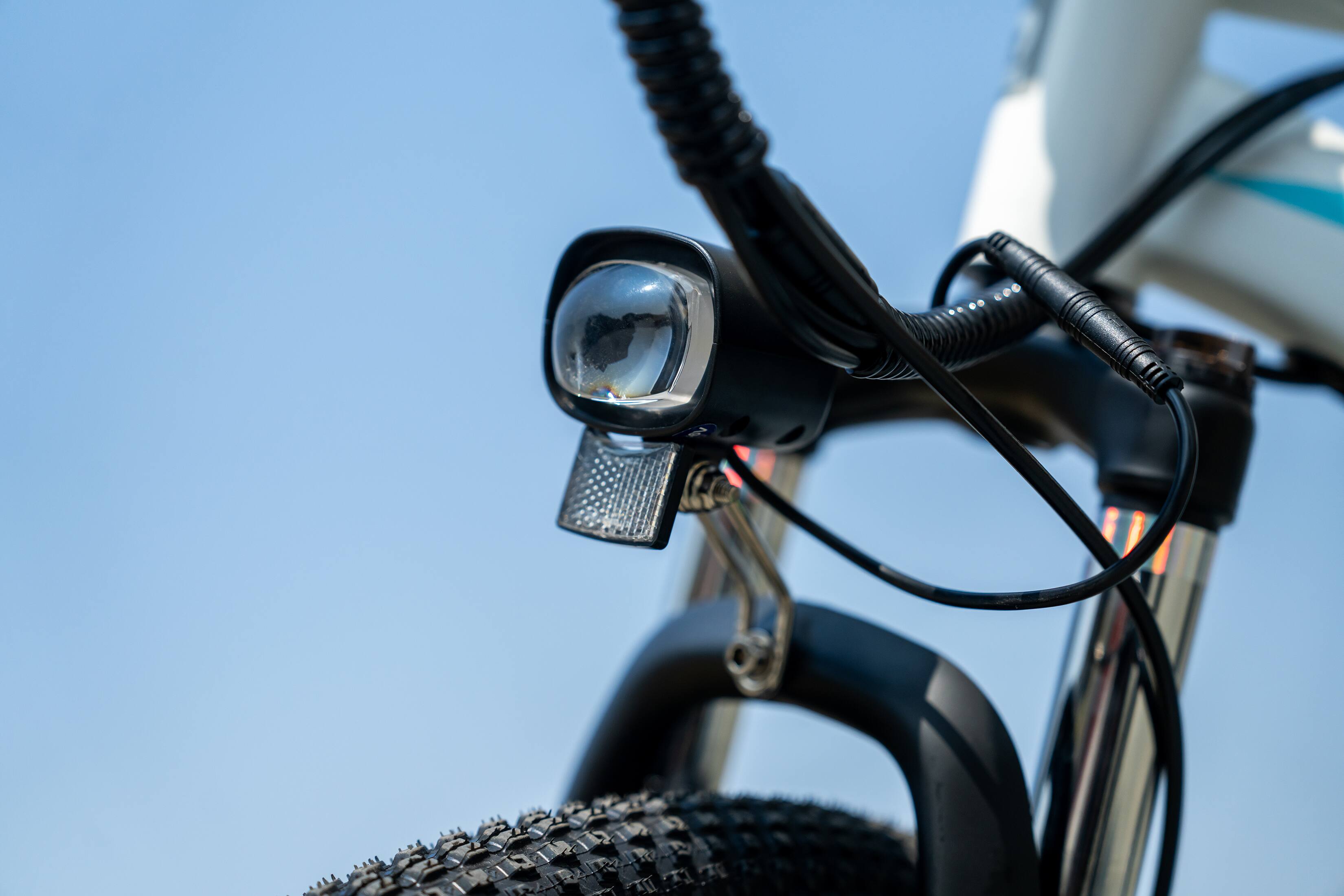 Alt View 1. 5th Wheel - Discover eBike w/ 43 mi Max Operating Range & 20 mph Max Speed - White.