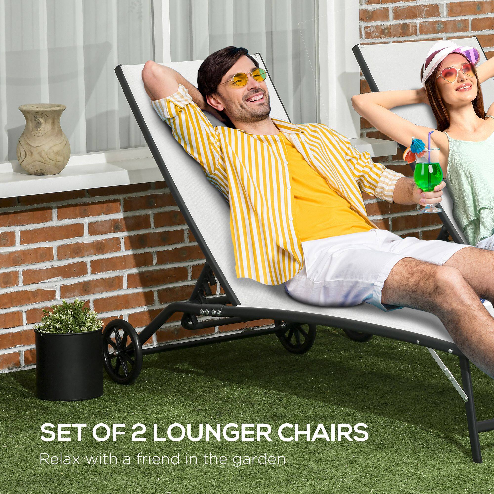 SET OF 2 LOUNGER CHAIRS
Relax with a friend in the garden