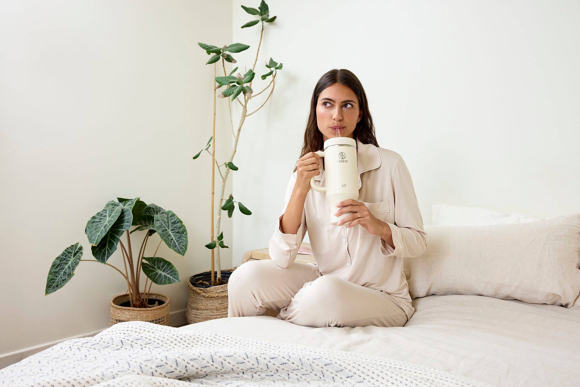 Alt View 14. Takeya - 40-oz. Straw Tumbler with Handle - Oatmilk.