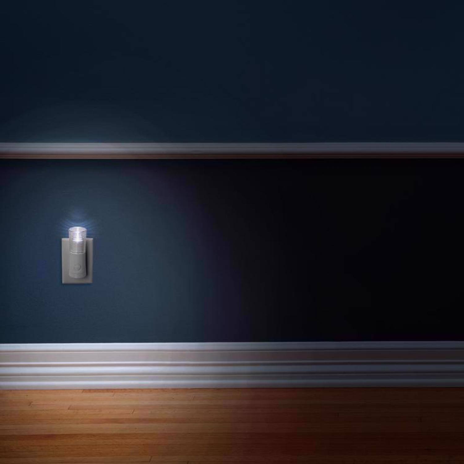 Left. FEIT ELECTRIC - Feit C7 E12 (Candelabra) LED Bulb Daylight 7 Watt Equivalence 4 pk.